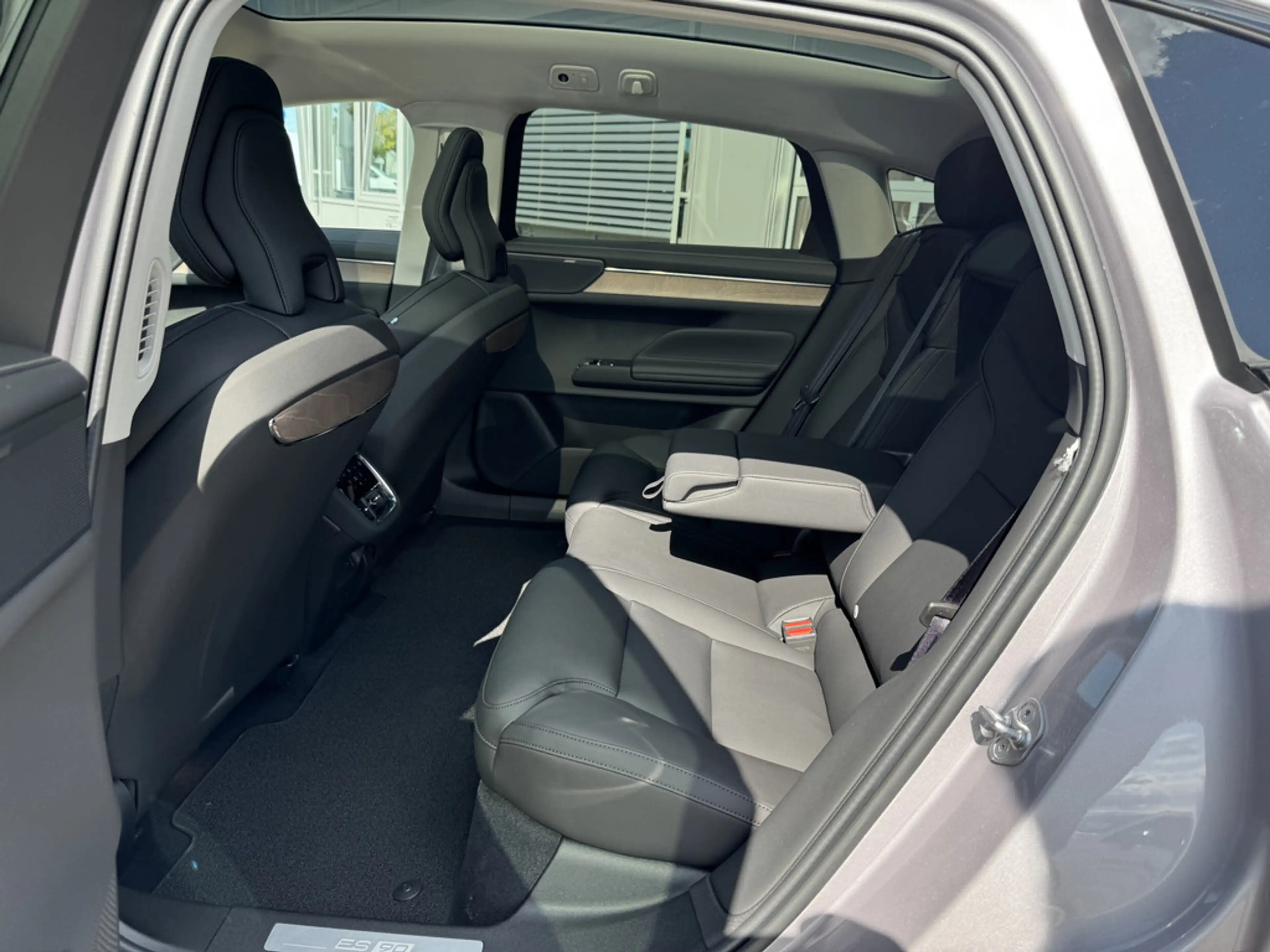 Volvo ES90 245 kW Single Motor Extended Range RWD Plus — photo 4