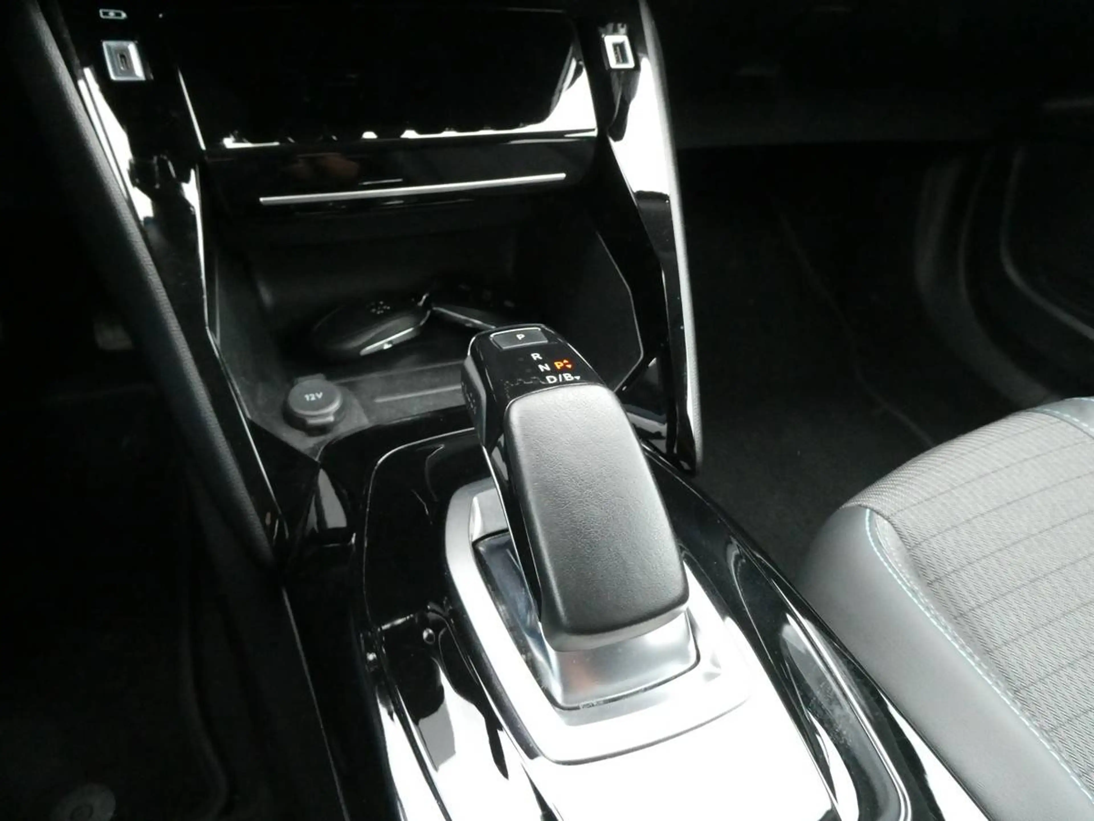 Peugeot e-2008 Electric 136pk Automaat Allure Camera '21 62000km (87038) — photo 15