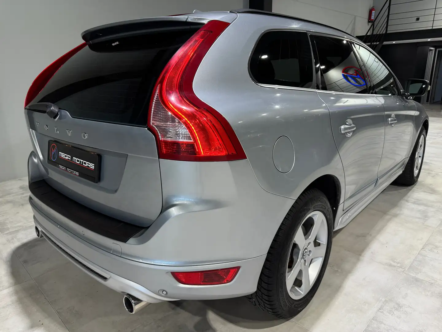 Volvo XC60 2.0D 163CV R-DESiGN" !! FULL CARNET VOLVO !! Gris - 2