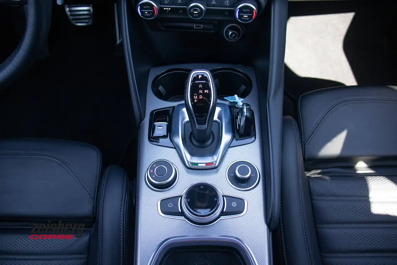 Alfa Romeo Giulia 2023 — фото 10