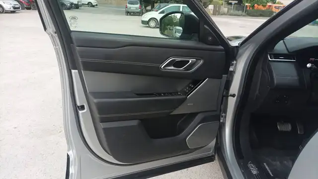 Land Rover Range Rover Velar view 7