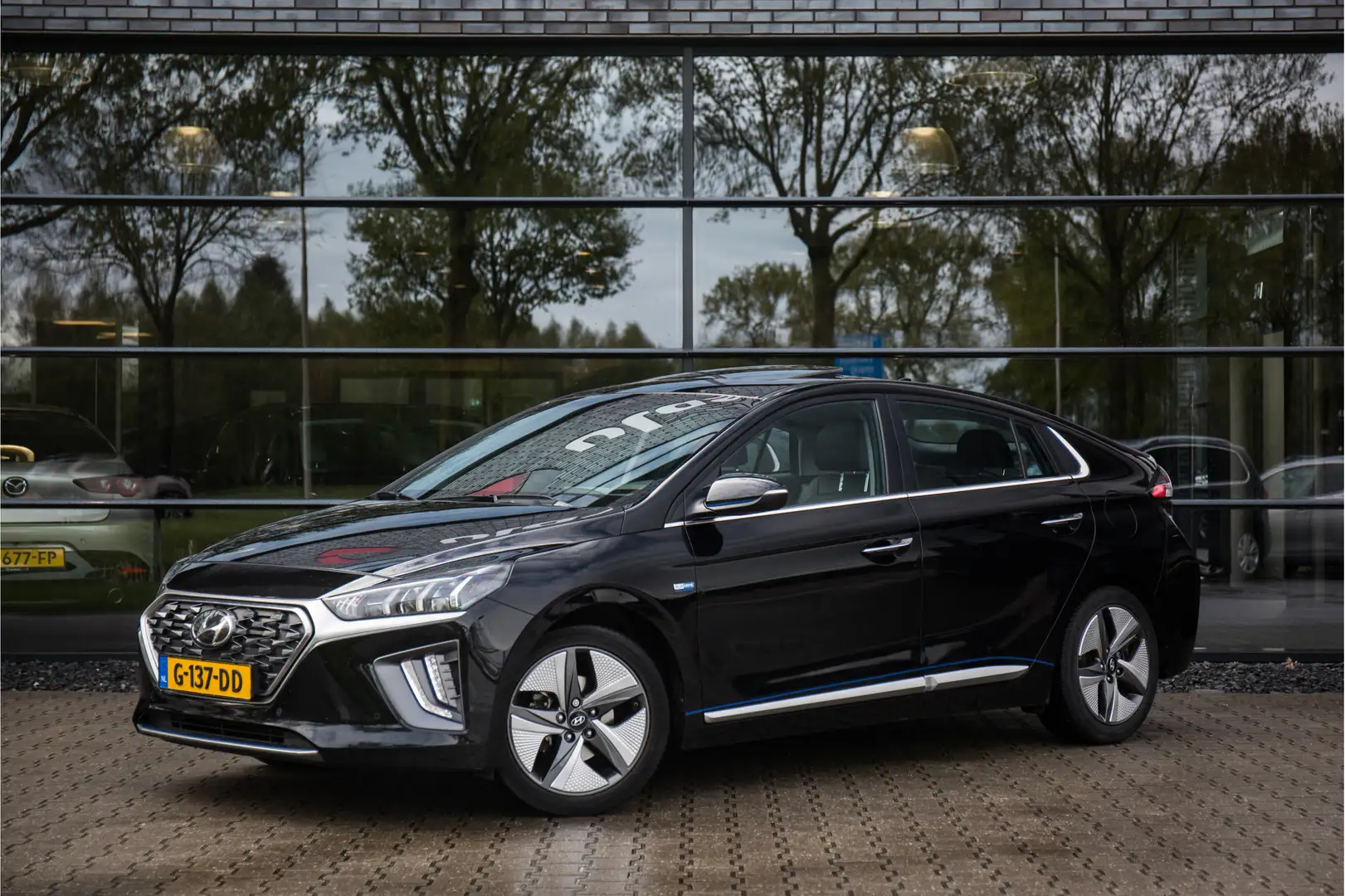 Hyundai IONIQ 1.6 GDi Premium - Plus , Schuif/Kanteldak, Memory, Zwart - 2
