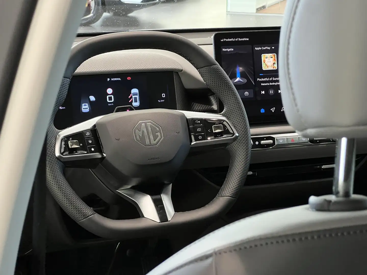 MG EV Luxury 64 kWh Negro - 2