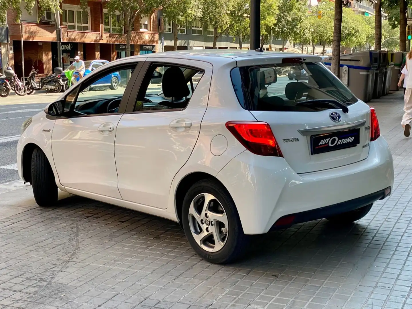 Toyota Yaris HSD 1.5 Advance Blanc - 2