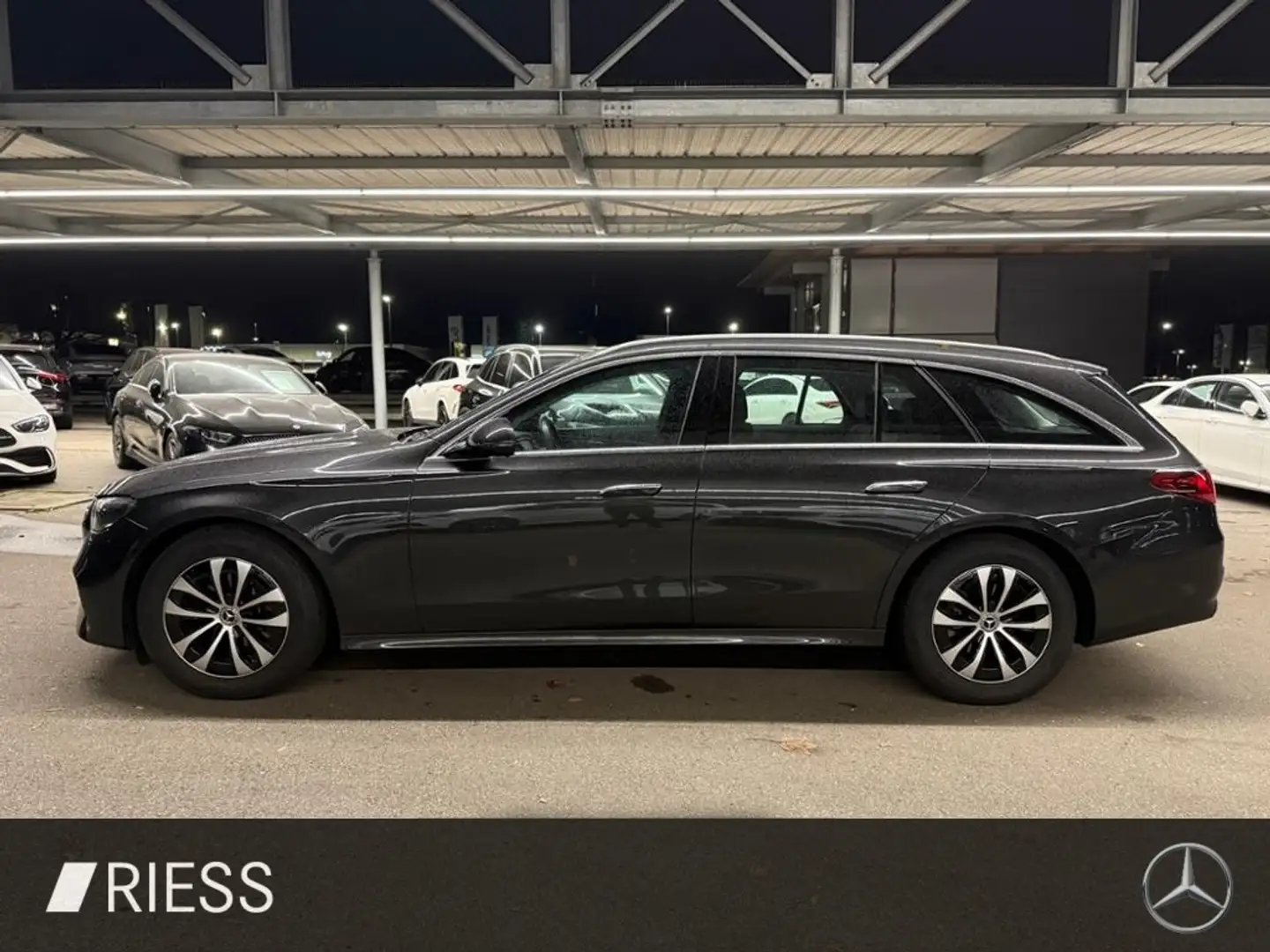 Mercedes-Benz E 220 d T Avantgarde Navi LED Distr WPaket AHK Kamera Grau - 2