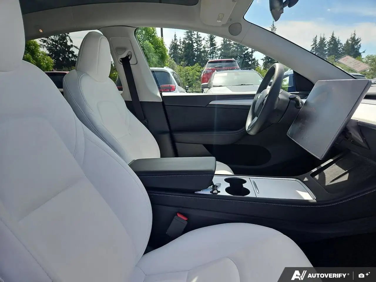 Tesla Model Y снимка Tesla Model Y