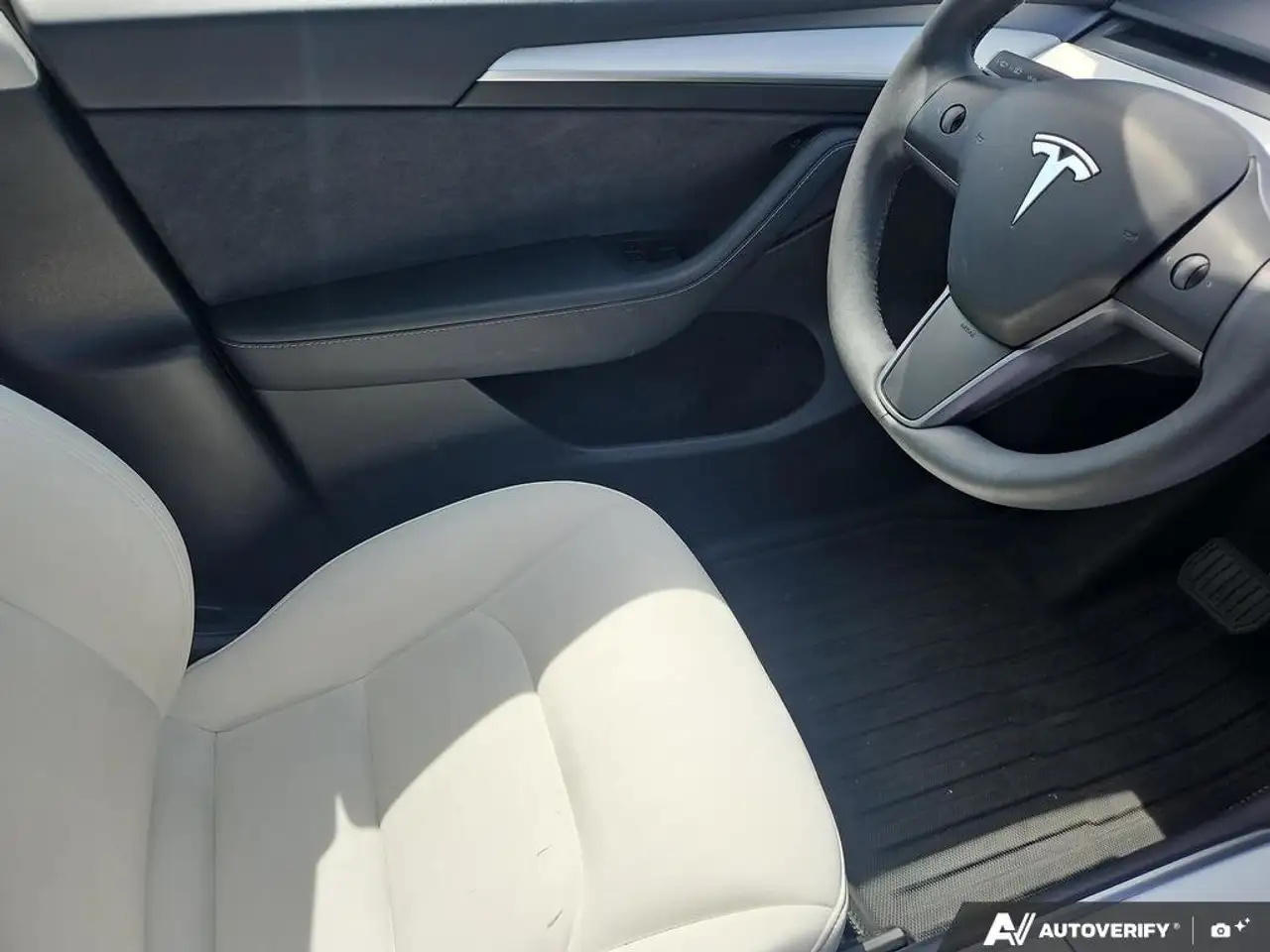 Tesla Model Y снимка Tesla Model Y
