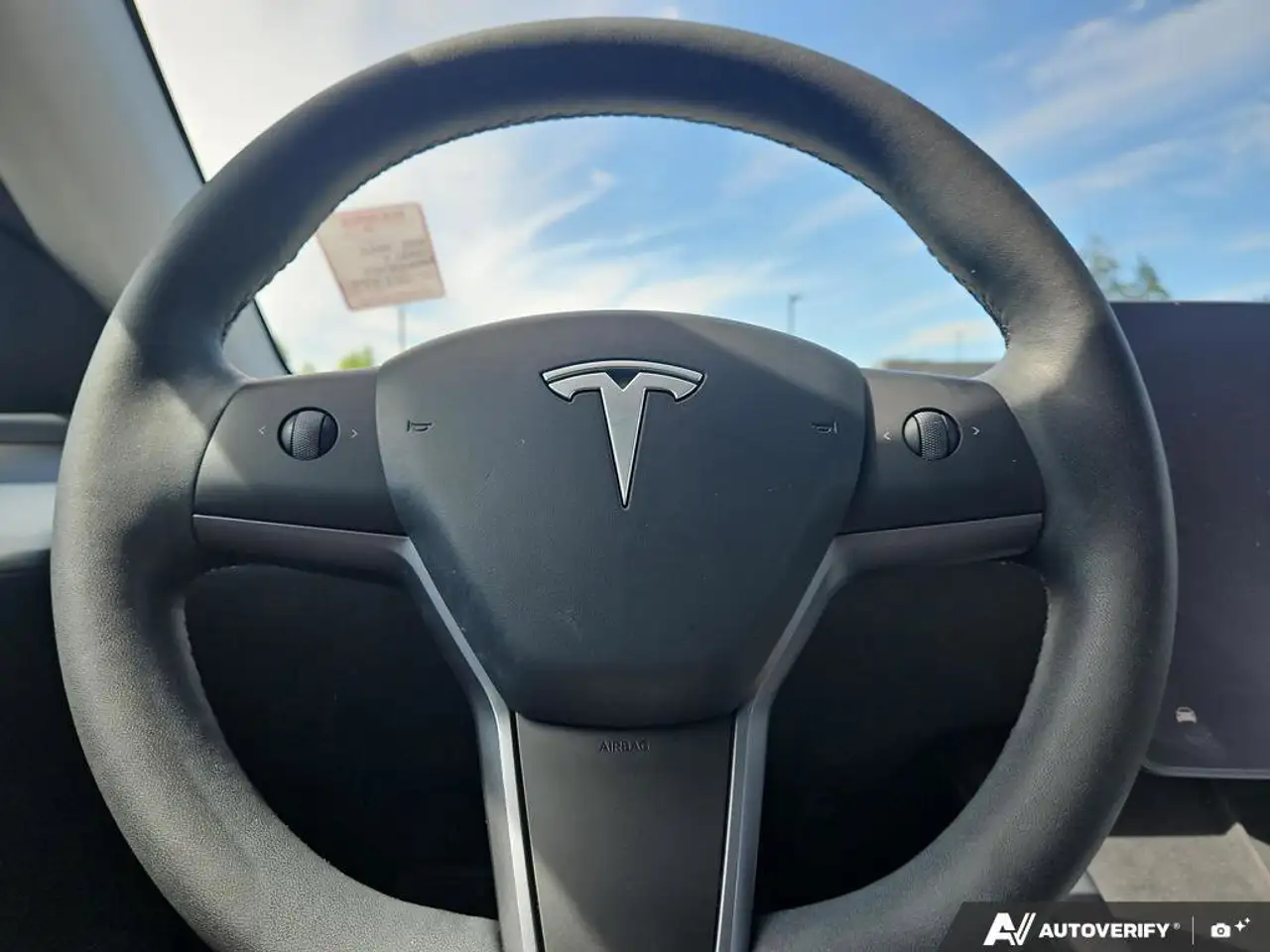 Tesla Model Y снимка Tesla Model Y