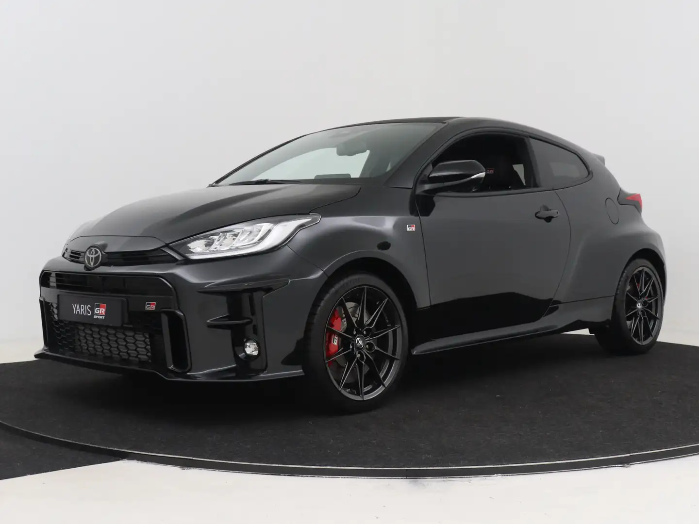 Toyota Yaris 1.6 GR Performance *nieuw* Rijklaar | MY2023 Zwart - 1