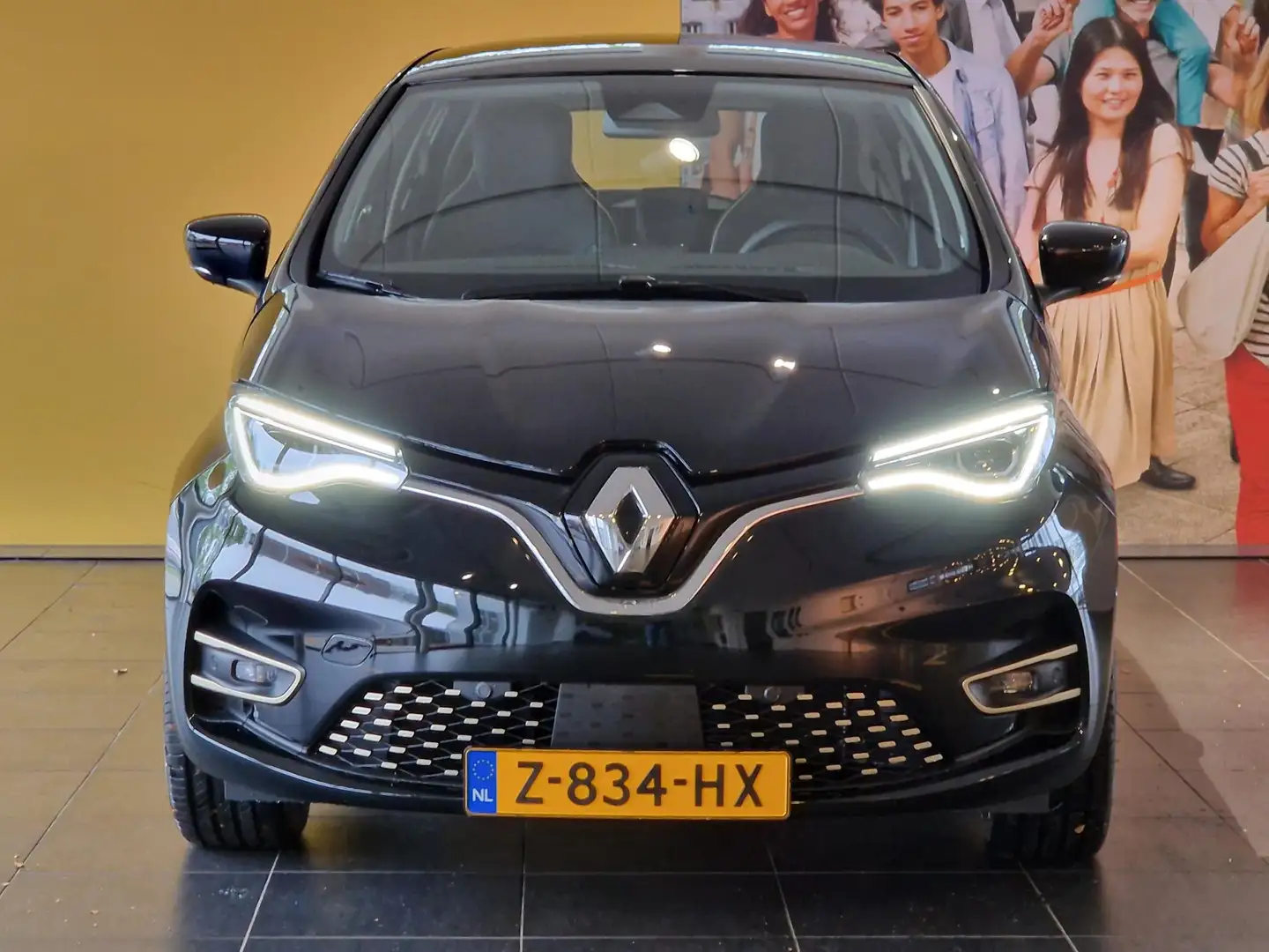 Renault ZOE R135 Iconic 52 kWh | NAVIGATIE | ACHTERUITRIJCAMER Black - 2