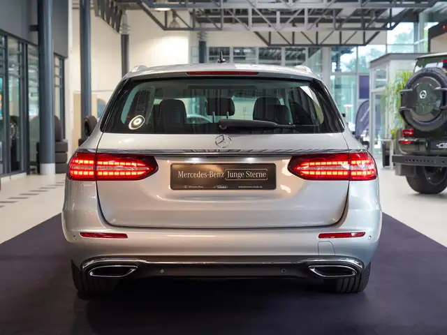 Mercedes-Benz E-Class view 4