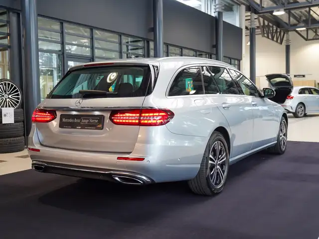 Mercedes-Benz E-Class view 3