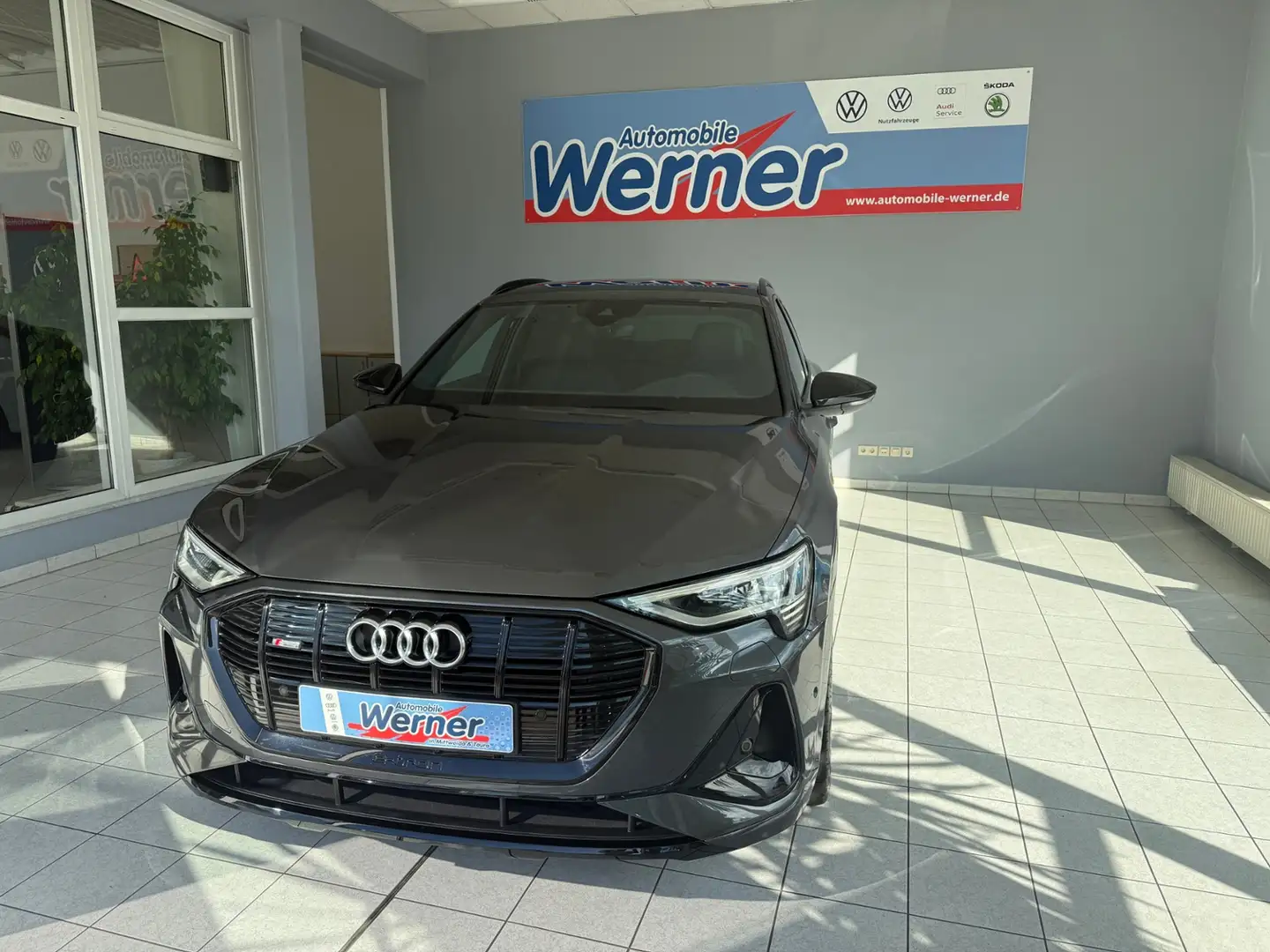 Audi e-tron Sportback S line 55 quattro AHK Werksgarantie Grau - 2