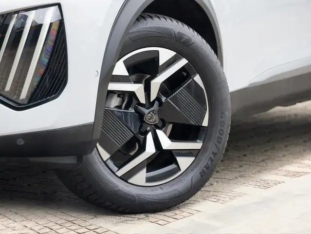 Peugeot 2008 view 5