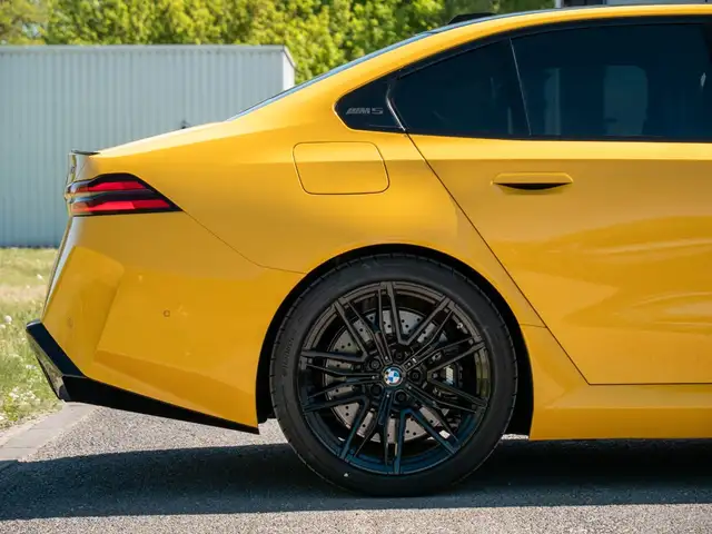 BMW M5 view 9