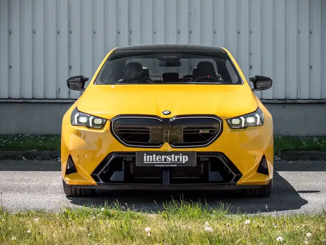BMW M5 view 2