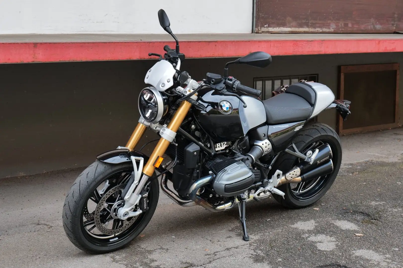 BMW R 12 nineT mit Höcker und Akrapovic Noir - 2