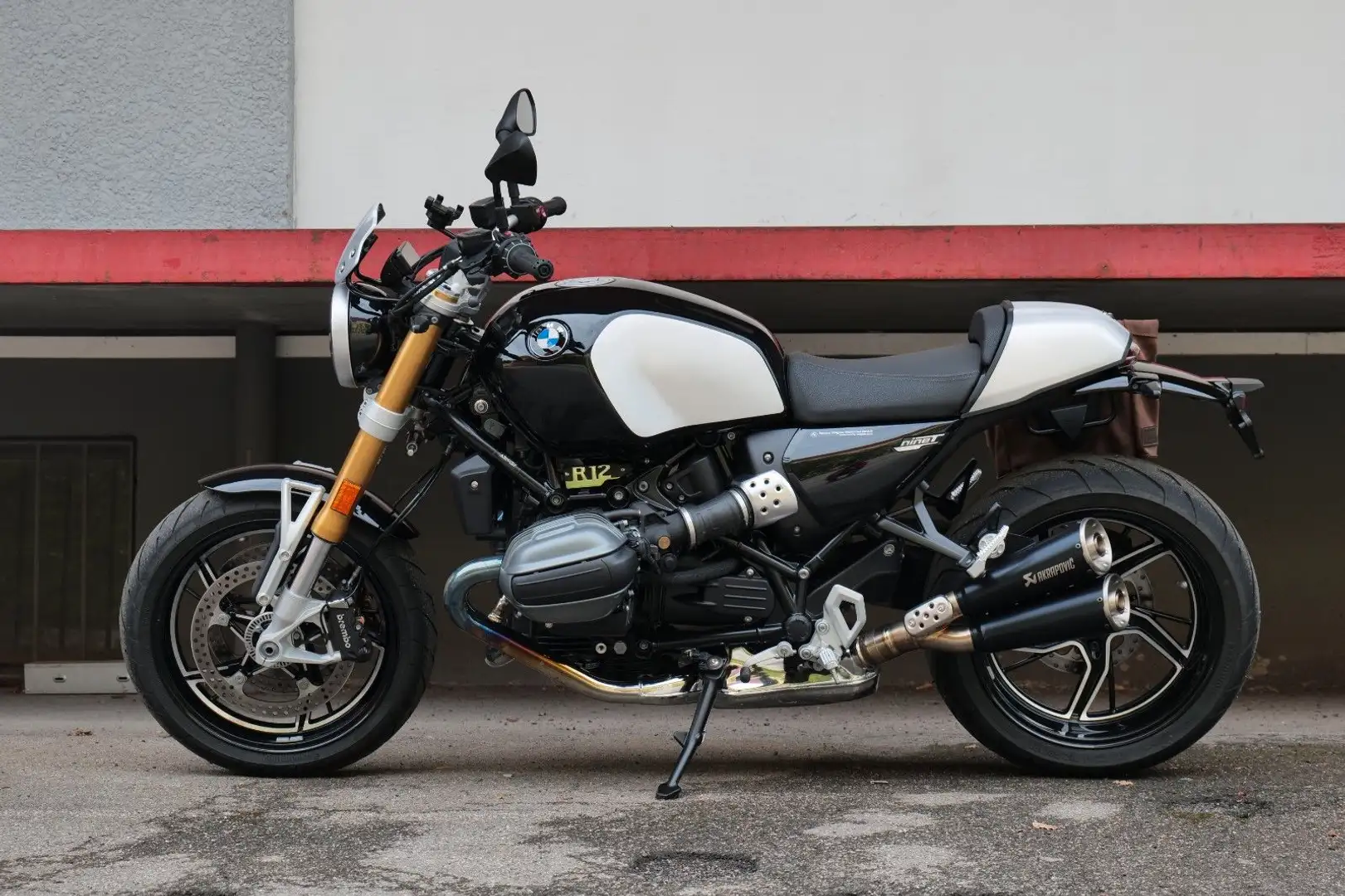BMW R 12 nineT mit Höcker und Akrapovic Noir - 1