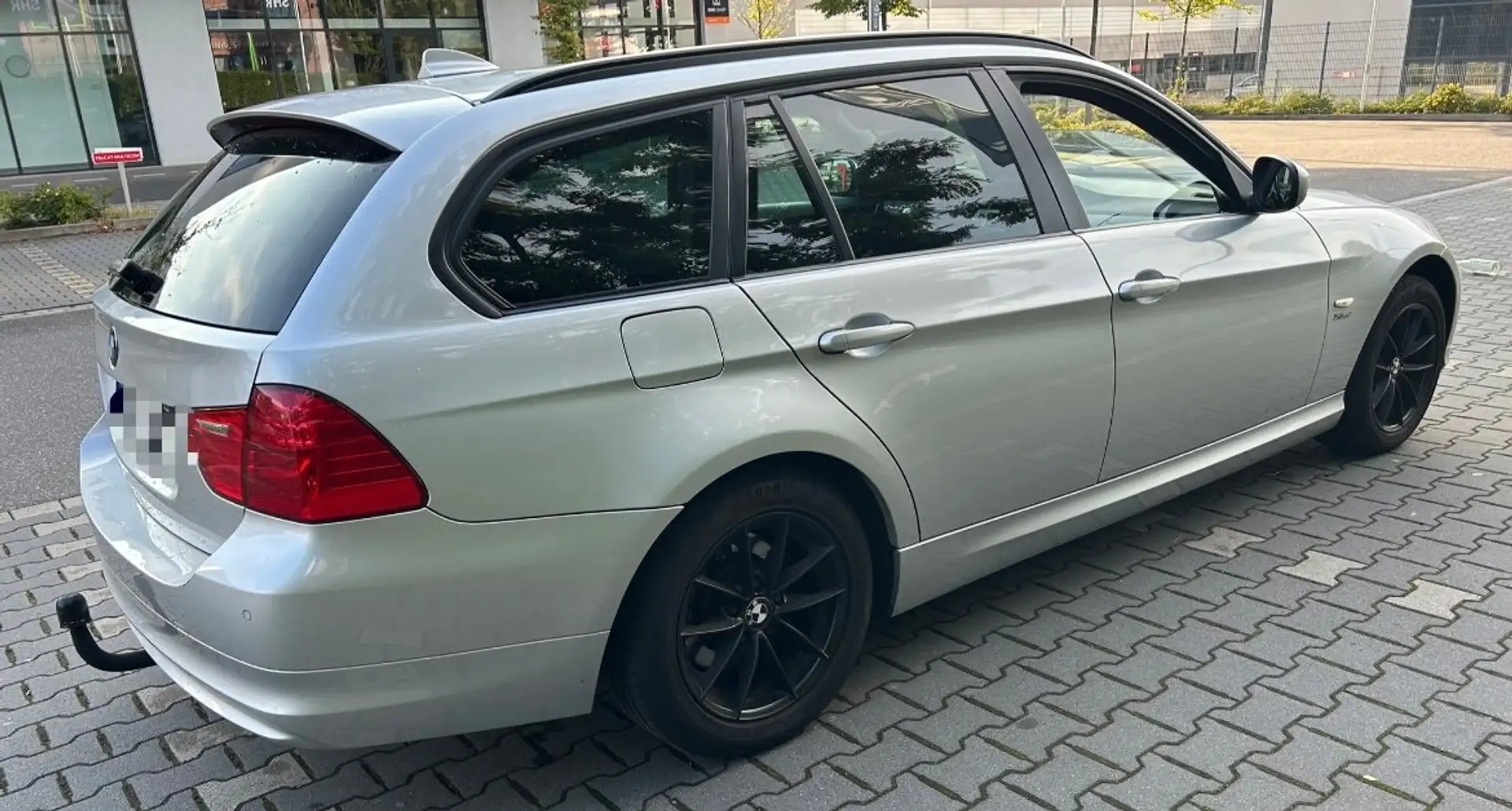 BMW 320 320d xDrive DPF Touring srebrna - 2