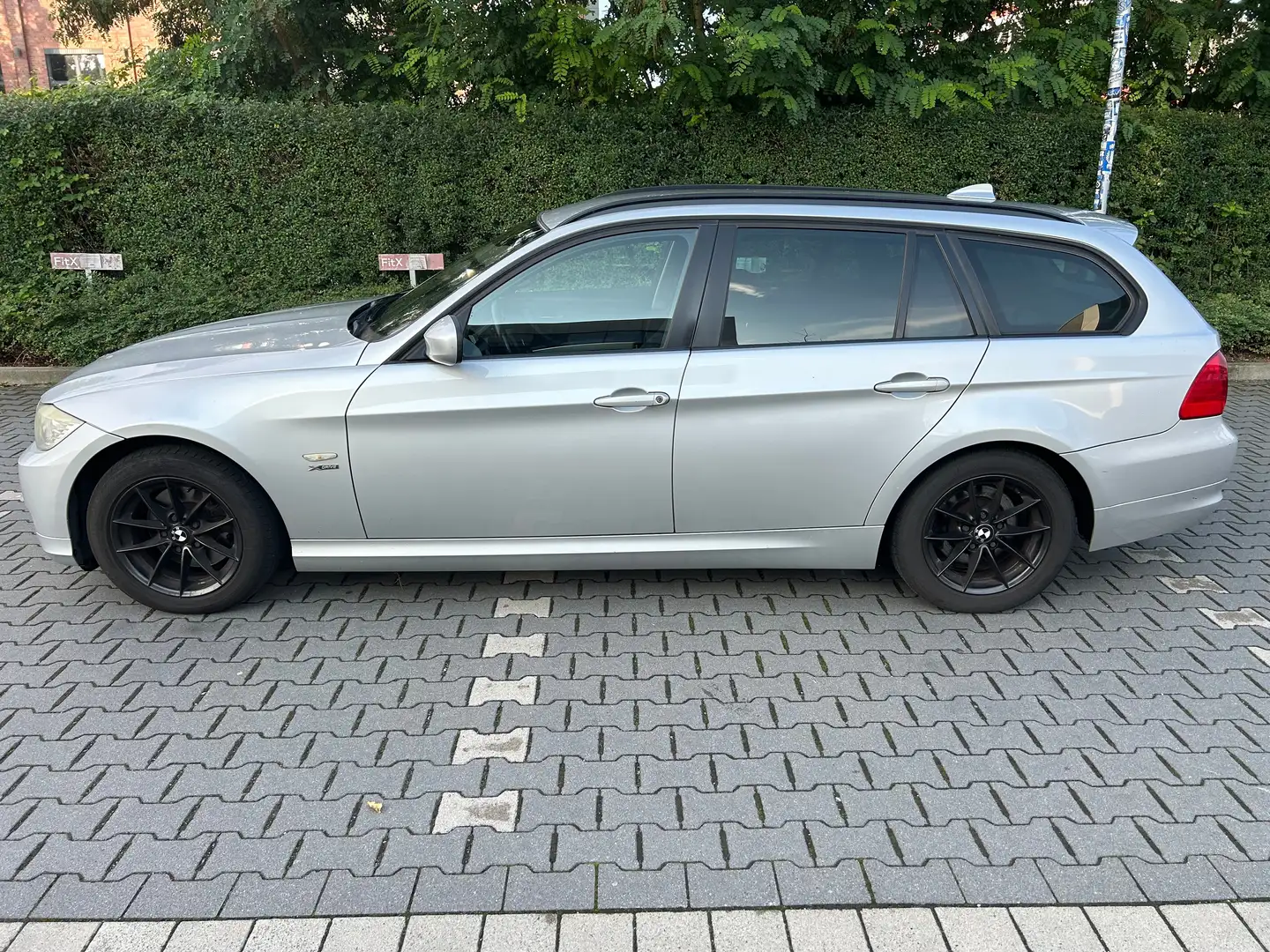 BMW 320 320d xDrive DPF Touring srebrna - 1