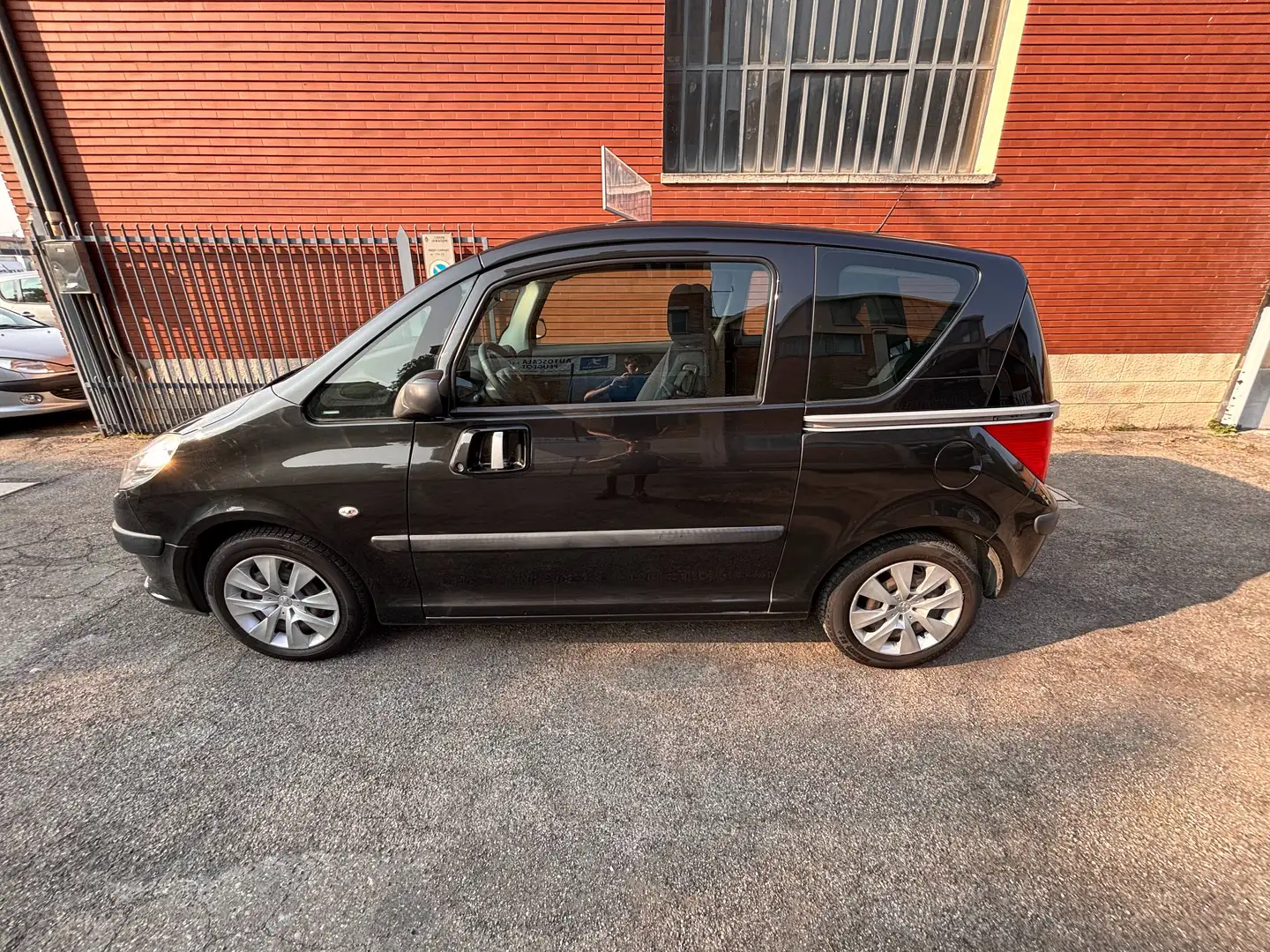 Peugeot 1007 1007 1.4 Happy c/radio Nero - 1