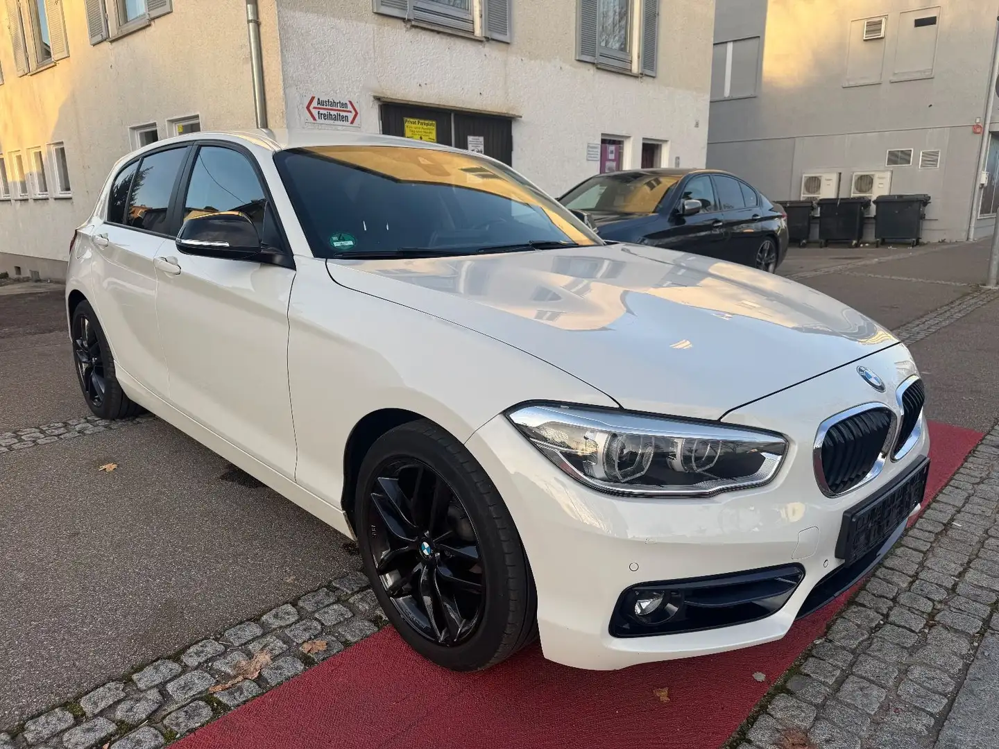 BMW 118 i Sport Line/Automatik/LED/Navi Weiß - 2