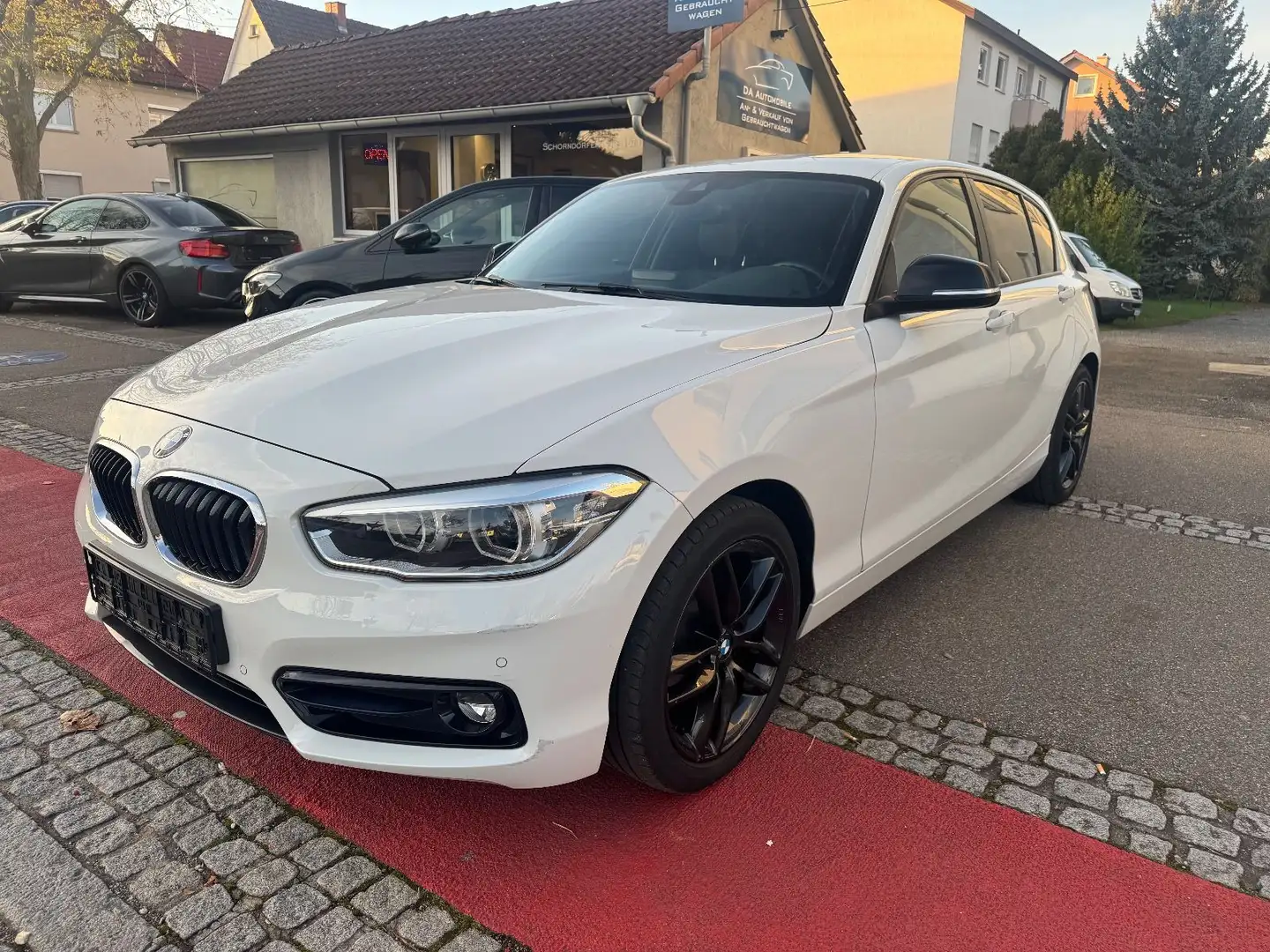 BMW 118 i Sport Line/Automatik/LED/Navi Weiß - 1