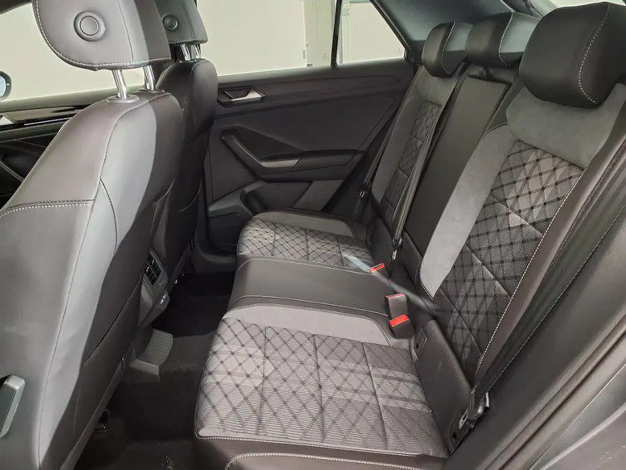Volkswagen T-Roc R-Line 1.5 TSI 7-Gang-DSG 110 kW (150 PS), Auto... 10