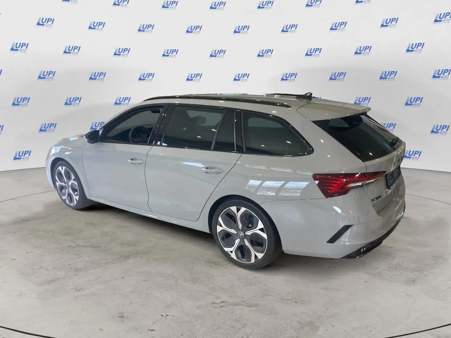 Skoda Octavia 2.0 TSI DSG Wagon RS Silber - 2