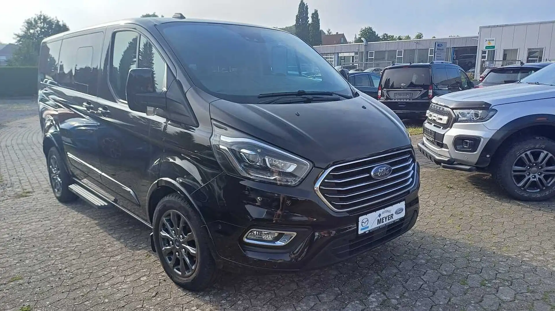Ford Tourneo Custom TDCi 320 L1H1 VA Autm. Titanium X Schwarz - 1
