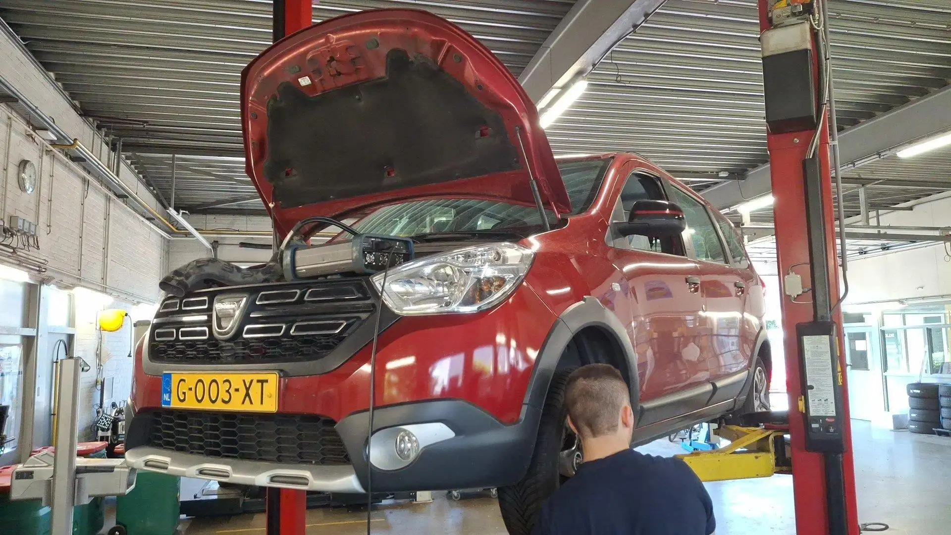 Dacia Lodgy TCe 130 Série Limitée Tech Road 7 Zits | Trekhaak Rood - 2