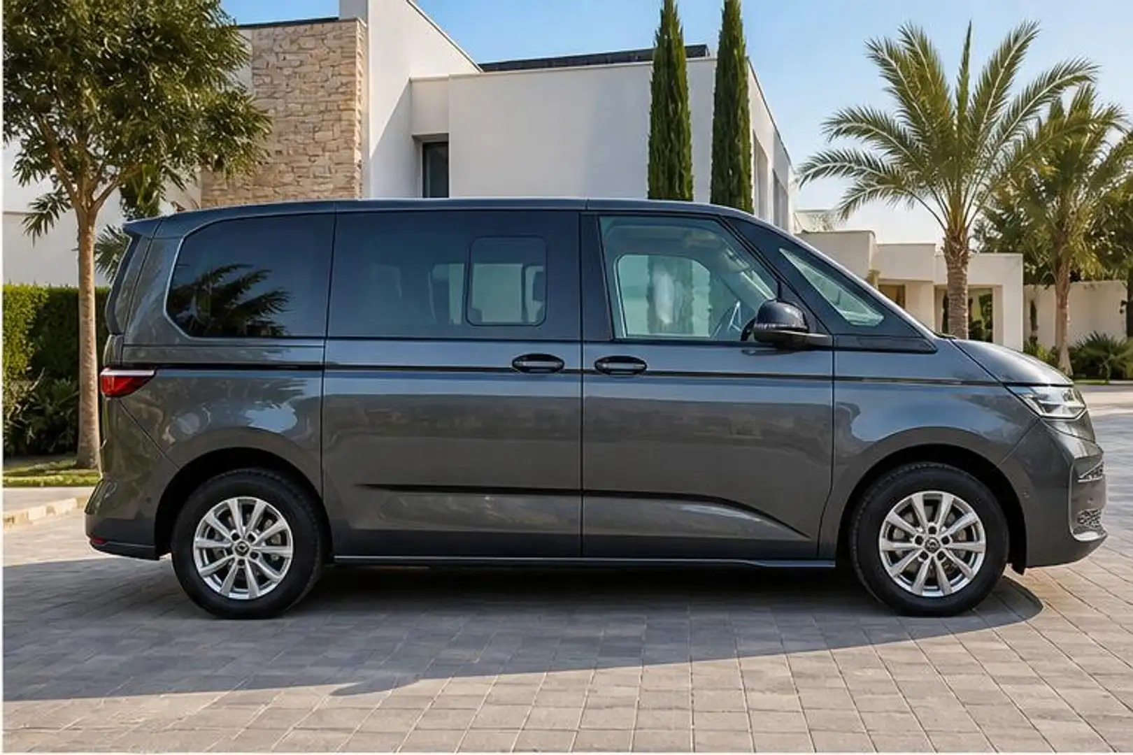 Volkswagen T7 Multivan Kurz - 2