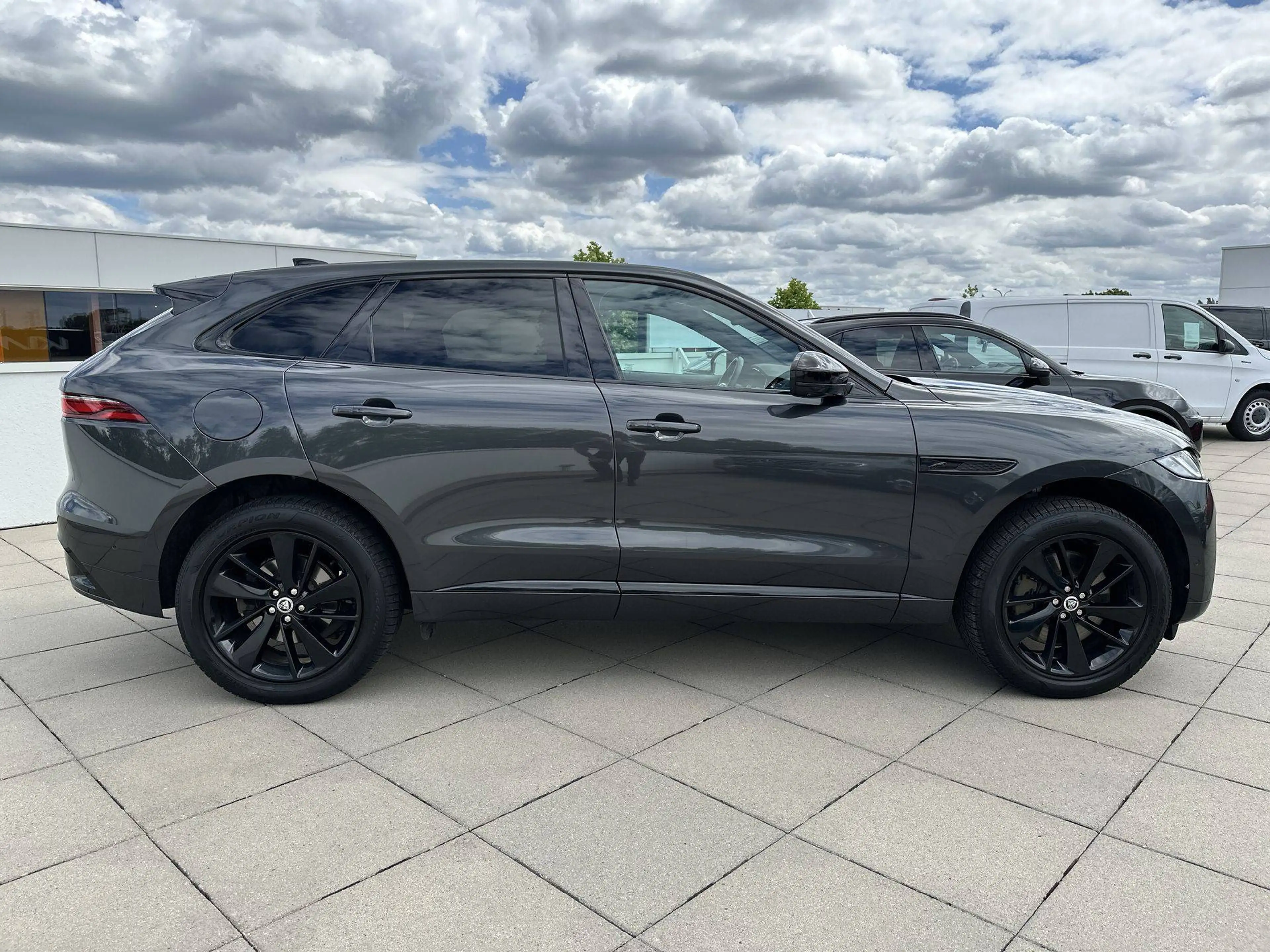 Jaguar F-Pace F-Pace PHEV 2.0 T AWD P400e R-Dynamic HSE — photo 3