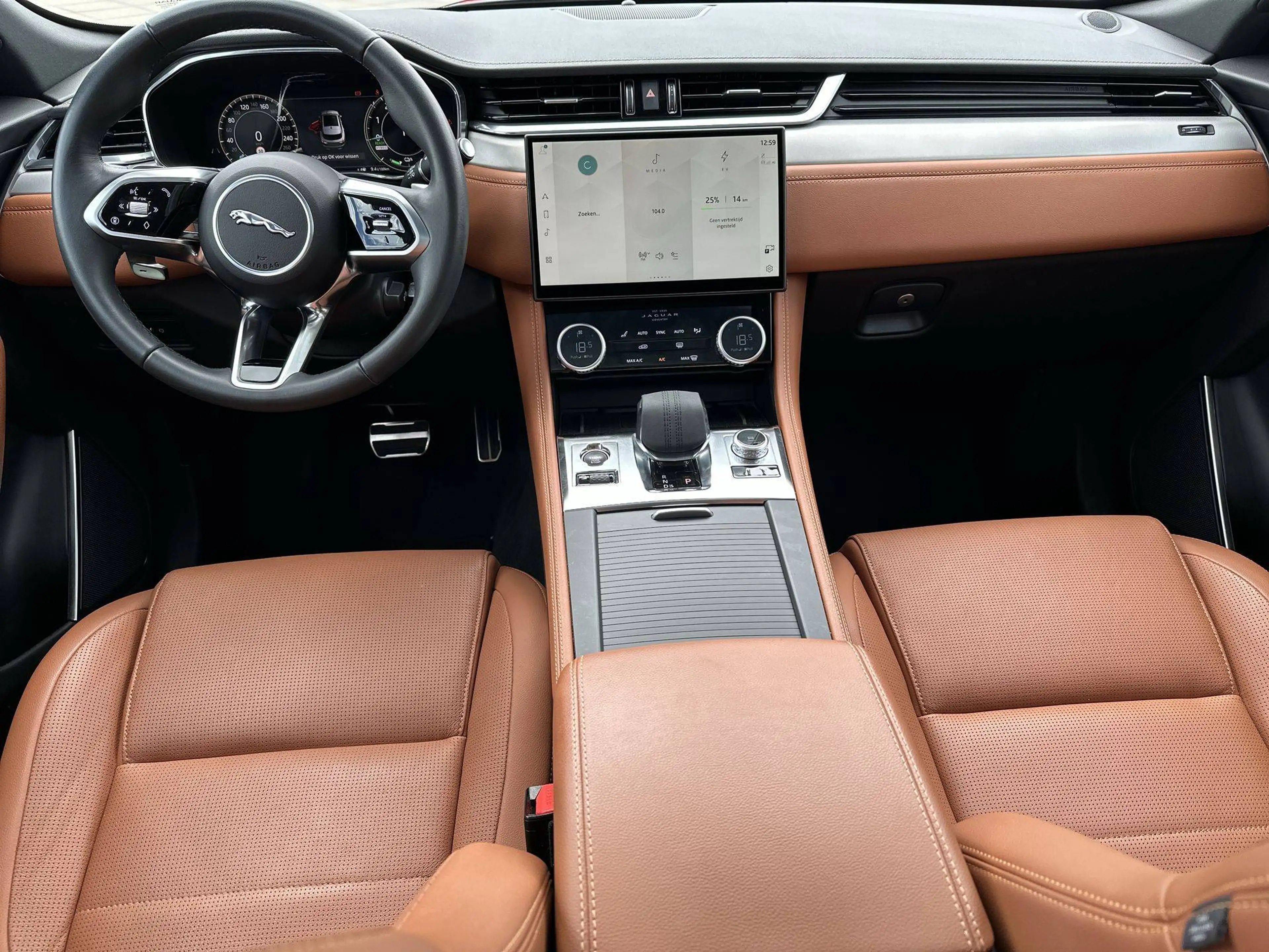 Jaguar F-Pace F-Pace PHEV 2.0 T AWD P400e R-Dynamic HSE — photo 10