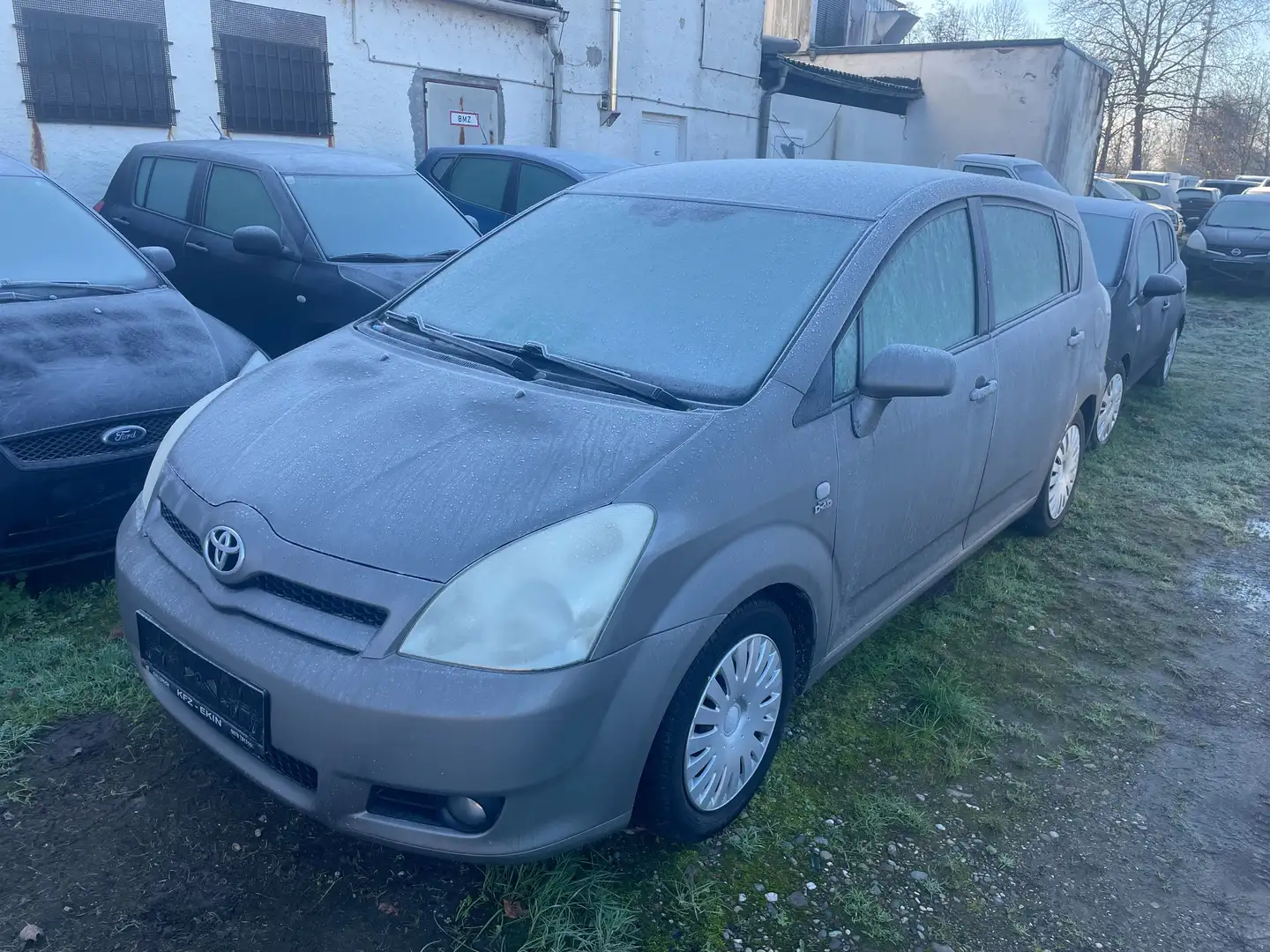 Toyota Corolla Verso 2.0 D-4D Gris - 1