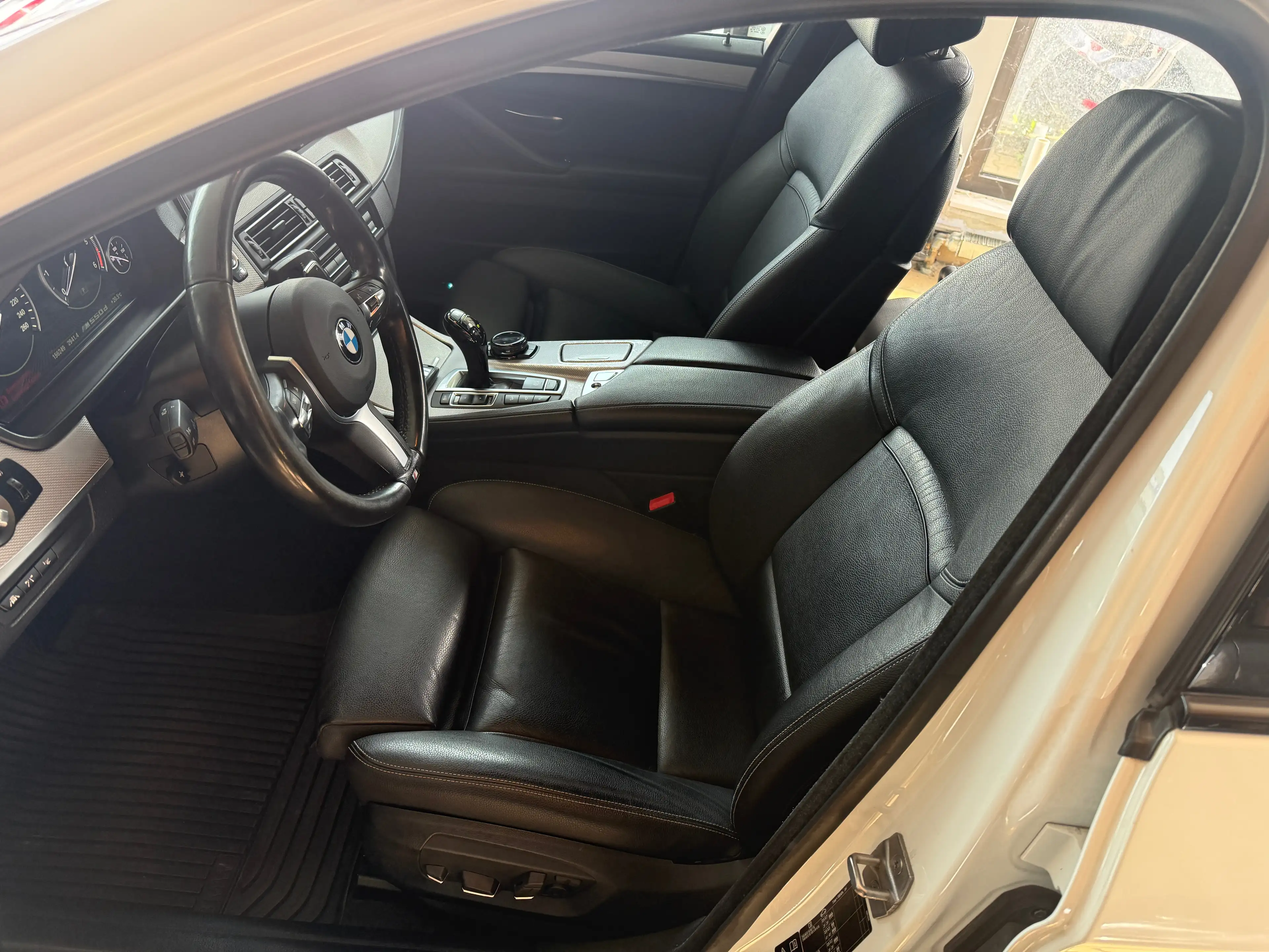BMW M550 M550 d xDrive Panorama-Dach Kamera — photo 14