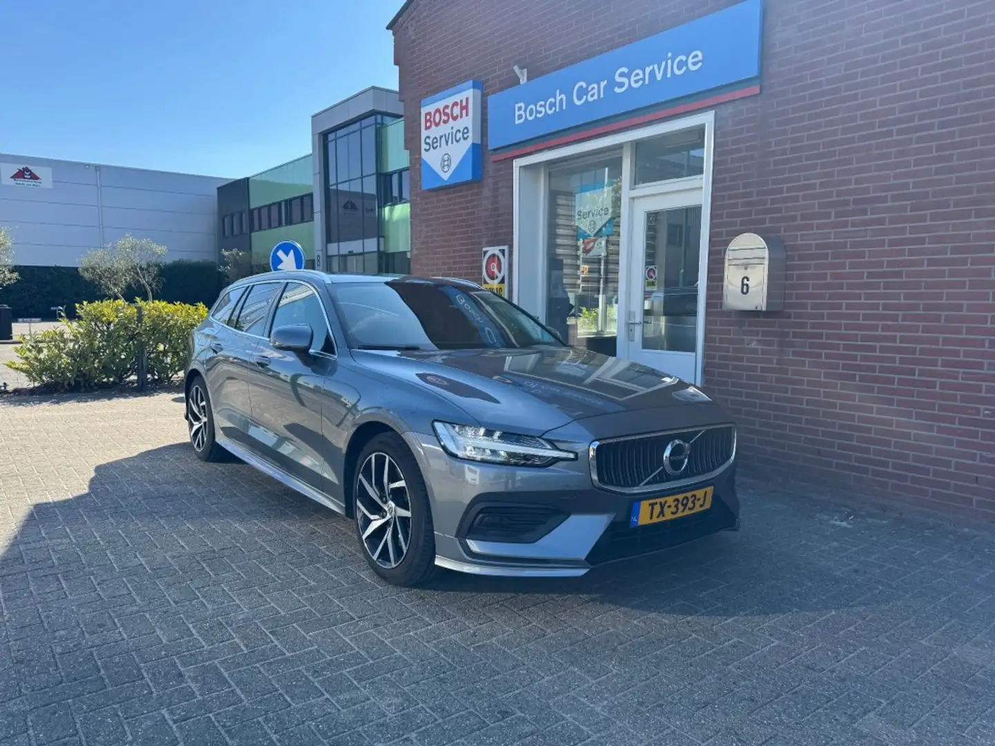 Volvo V60 2.0 T5 184kW Momentum Grijs - 1