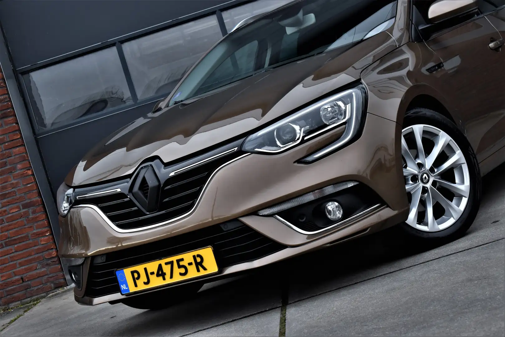 Renault Megane Estate 1.2 TCe Zen NAP Navi - Cruise - Led - Xenon Bruin - 2