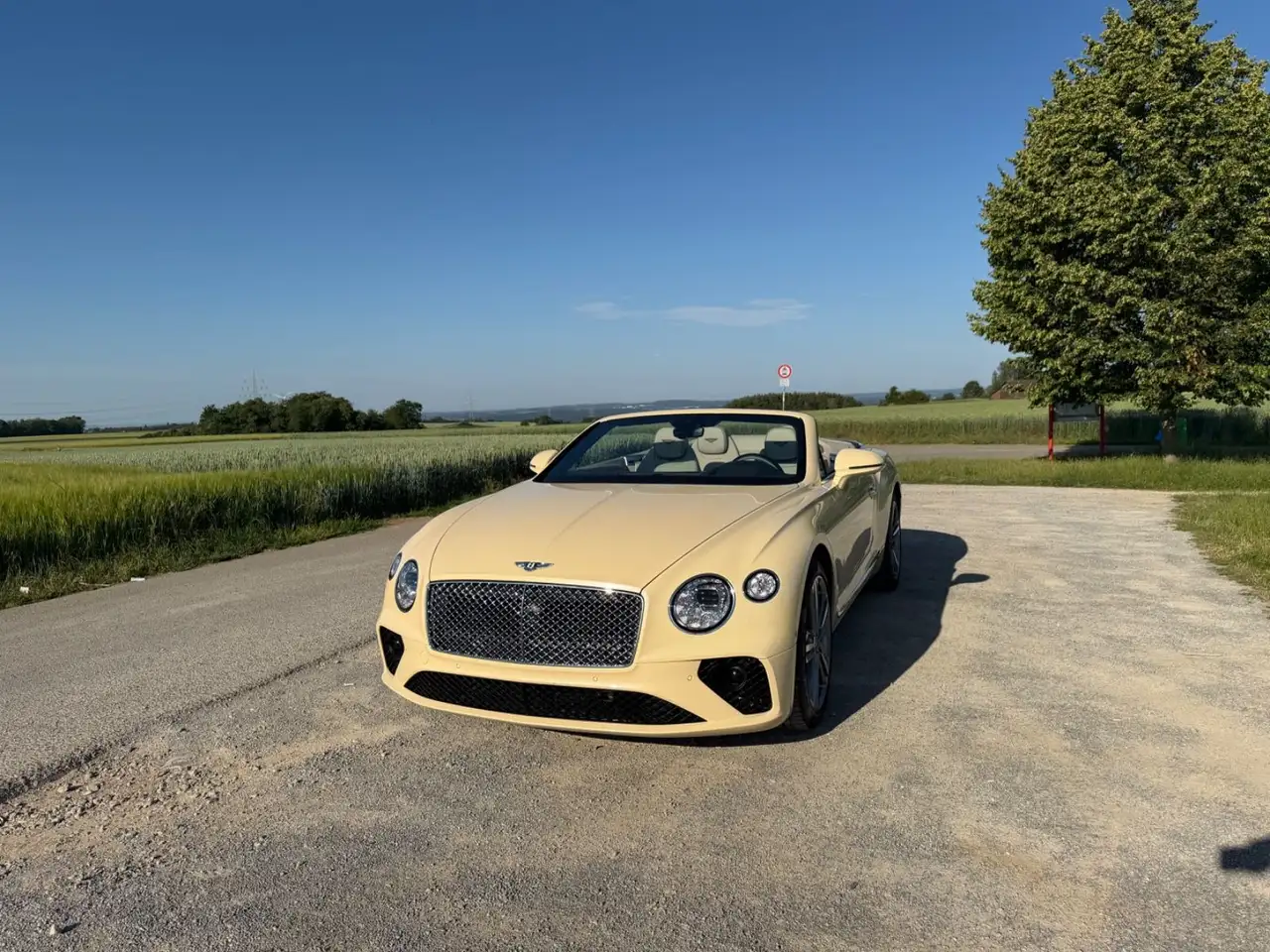 Bentley Continental GTC 2024 — фото 10