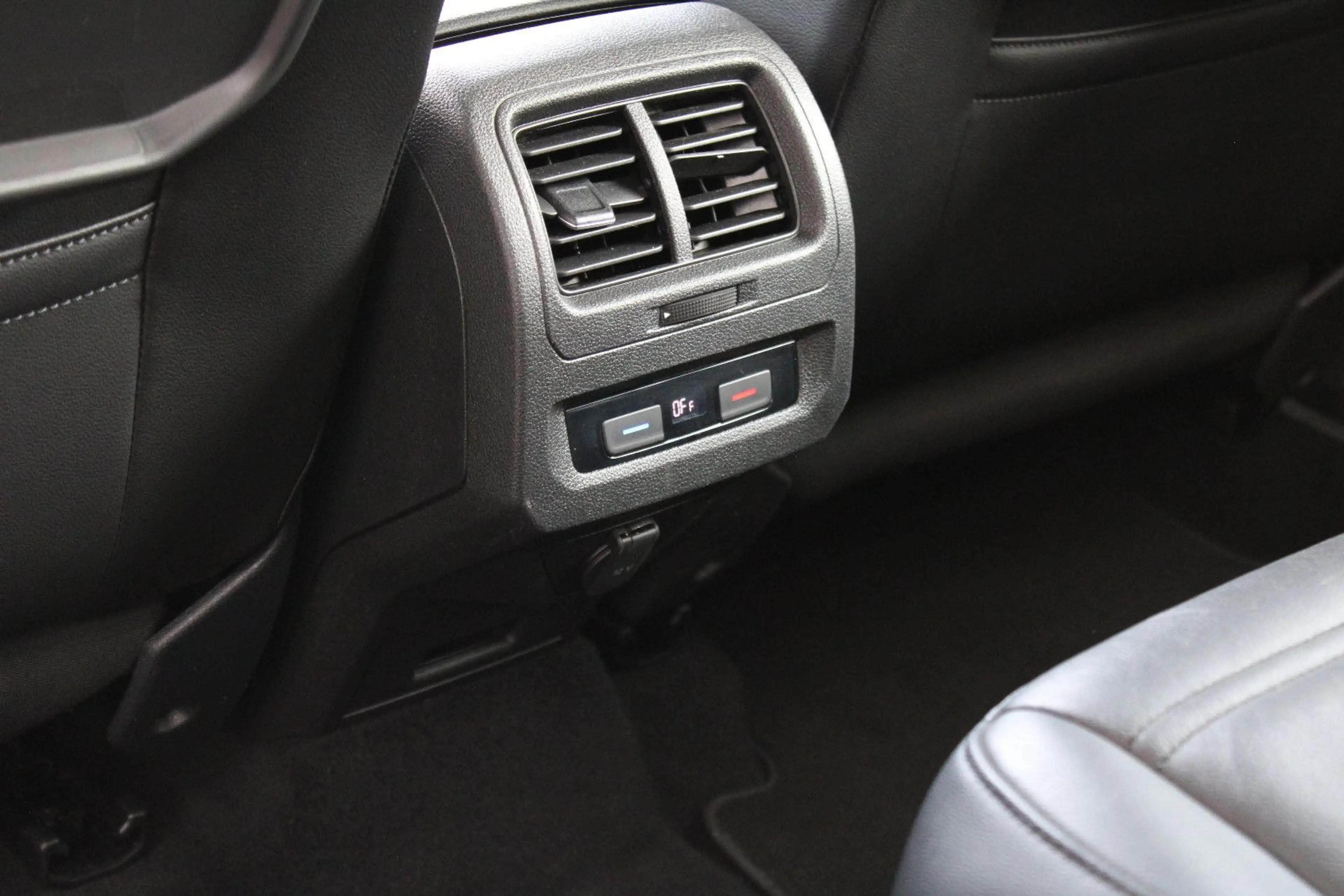 Volkswagen Touran *7 Sitzer* *Tüv&Inspektion Neu*Navi*Leder — photo 10