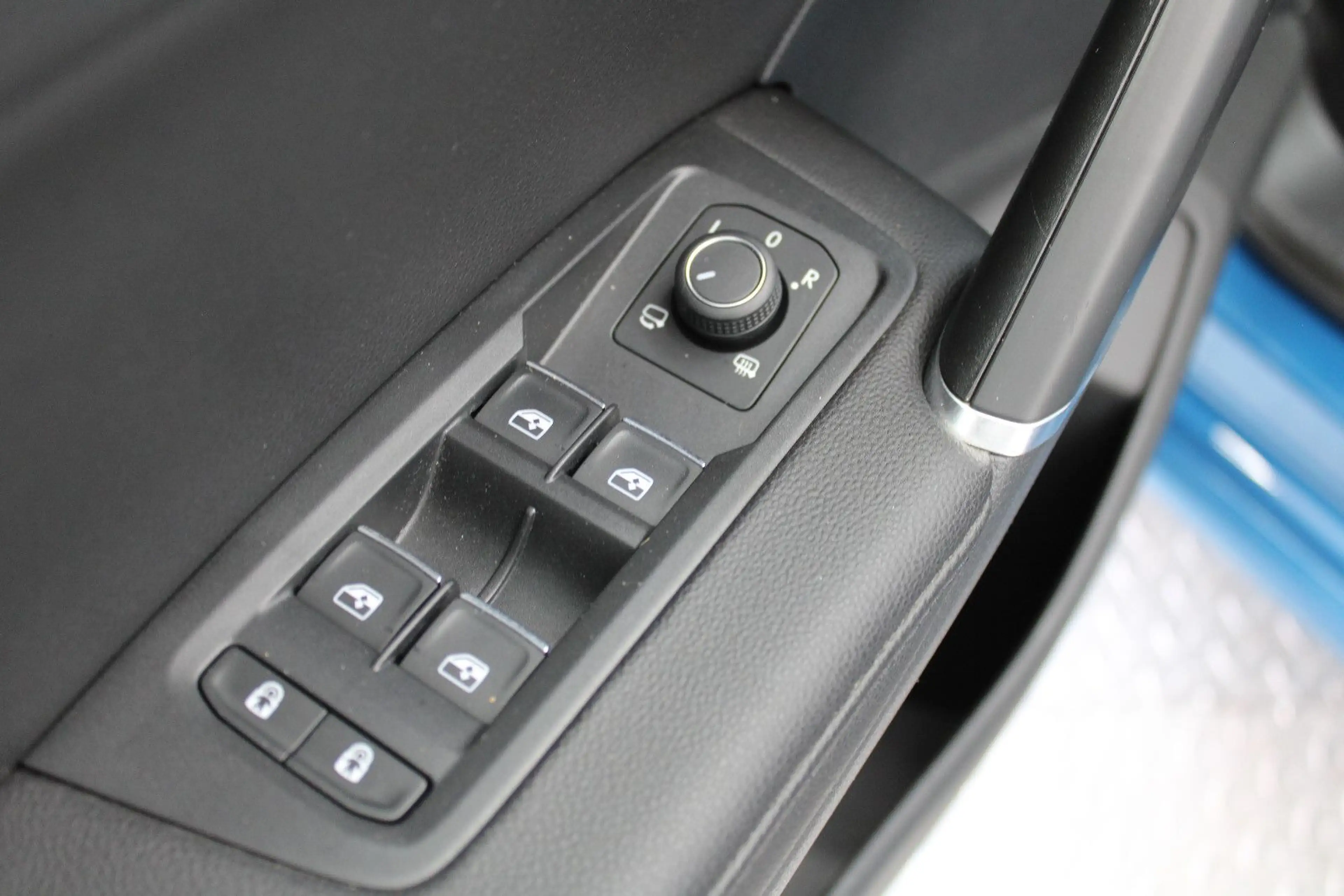 Volkswagen Touran *7 Sitzer* *Tüv&Inspektion Neu*Navi*Leder — photo 5