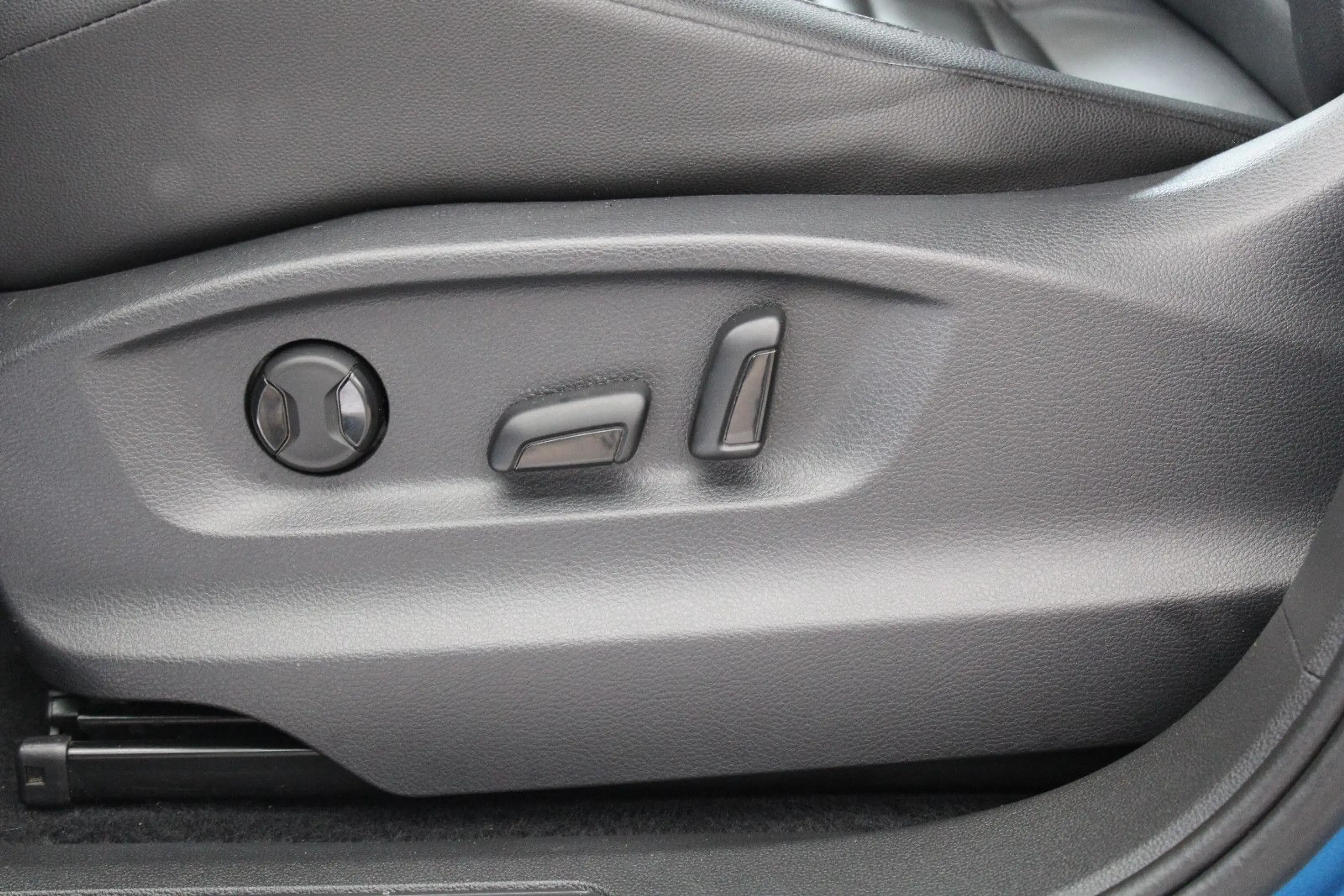 Volkswagen Touran *7 Sitzer* *Tüv&Inspektion Neu*Navi*Leder — photo 7