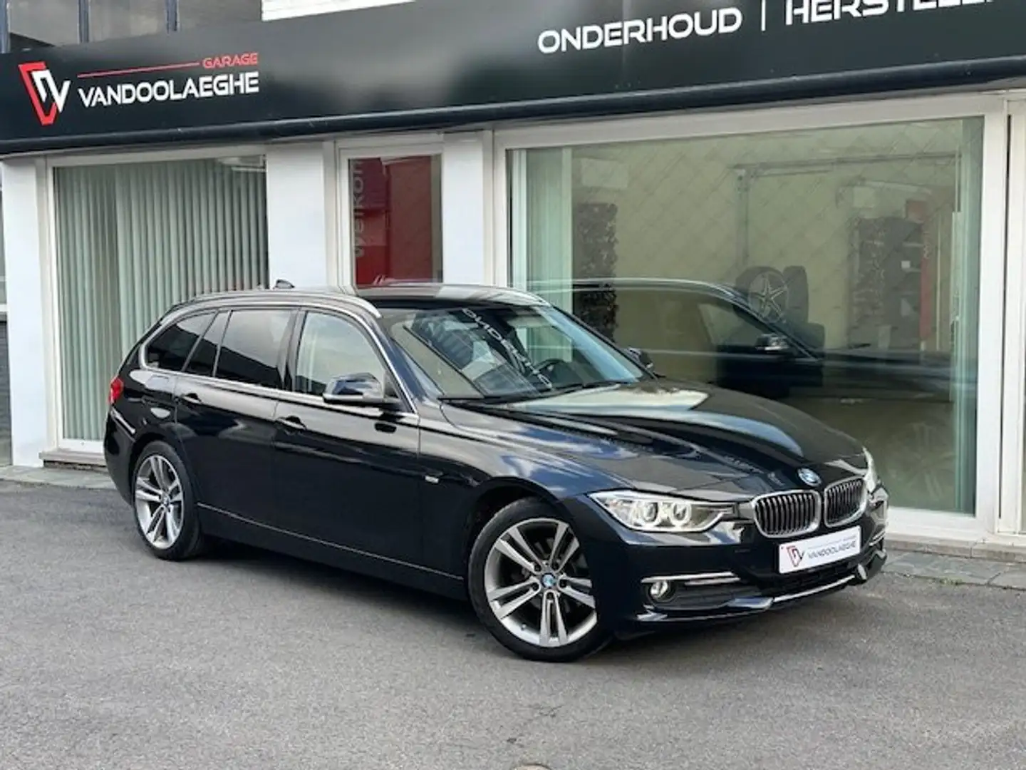 BMW 318 318d xDrive Touring Luxury Line - Leder - trekhaak Zwart - 1