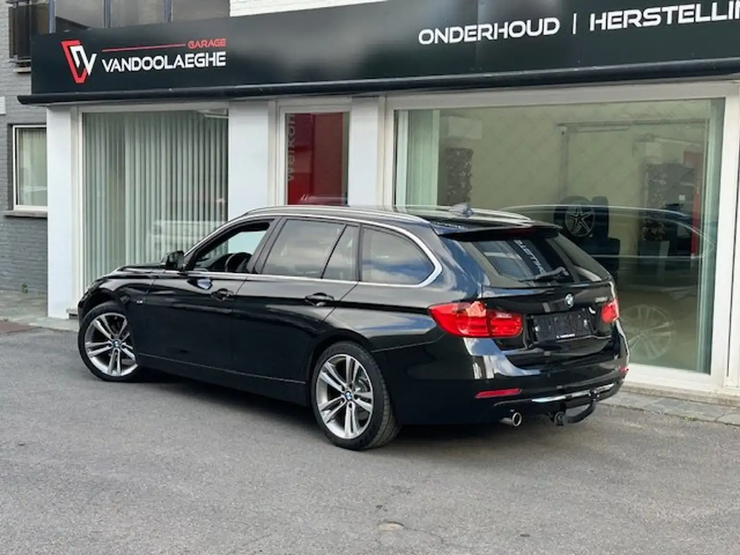 BMW 318 318d xDrive Touring Luxury Line - Leder - trekhaak Zwart - 2