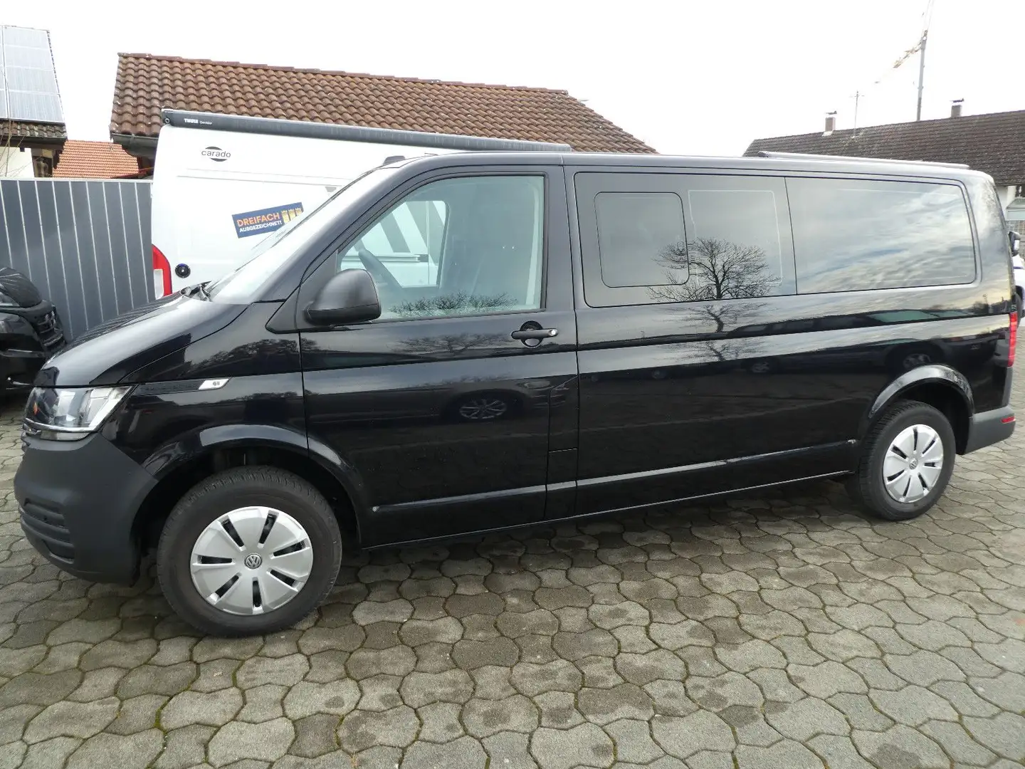 Volkswagen T6 Kombi T6.1 Kombi Lang DSG Klima+SHZ+Tempom+9-Sitzer Černá - 2