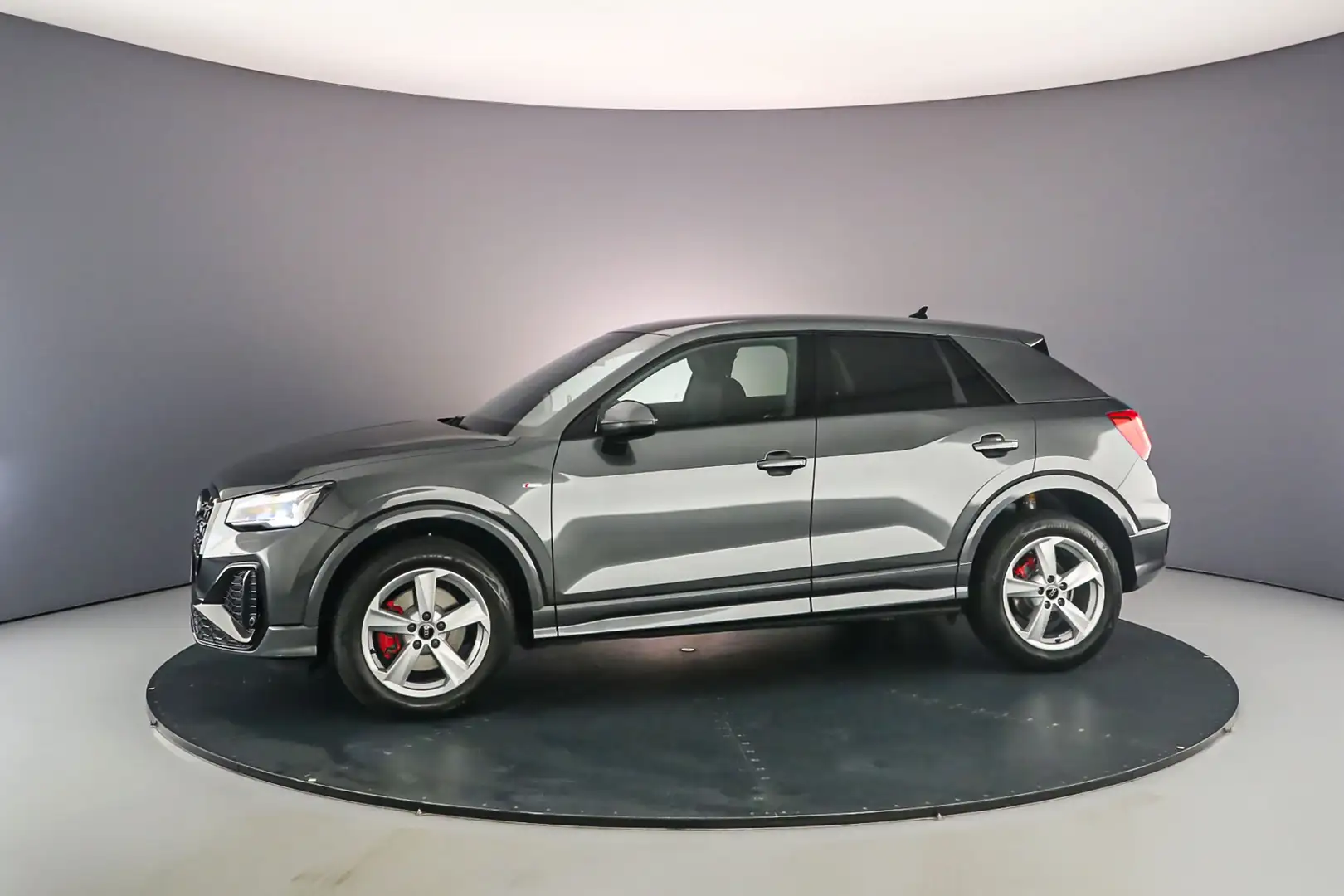 Audi Q2 35 TFSI 150pk S edition Grijs - 2