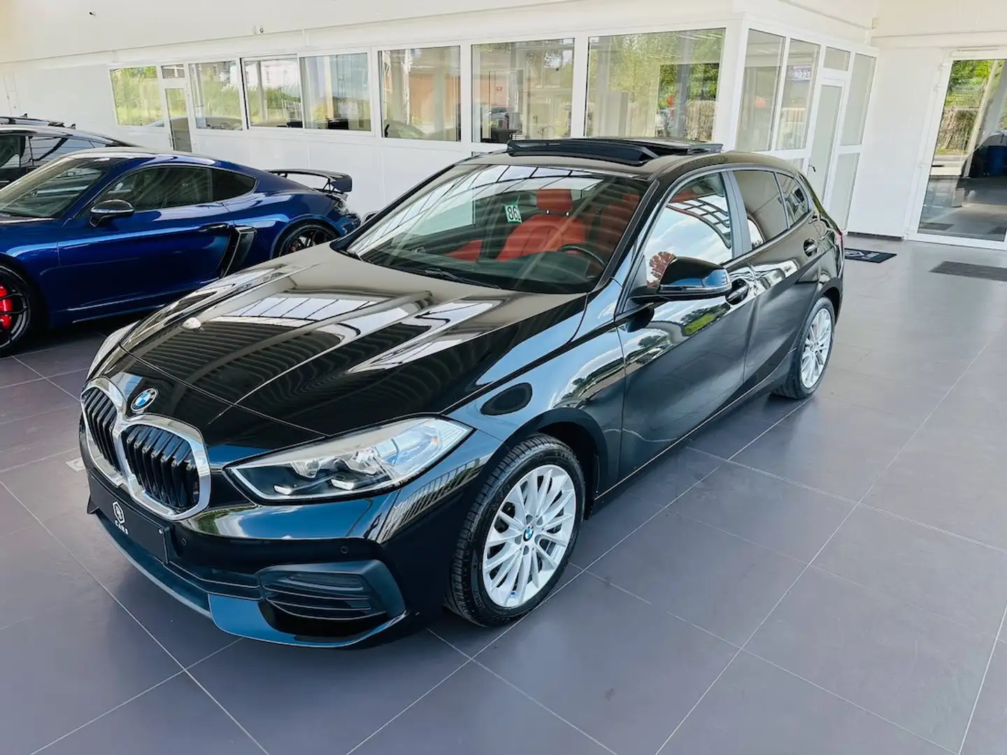 BMW 118 iA *** GARANTIE + TOIT PANORAMIQUE + CUIR *** Noir - 2