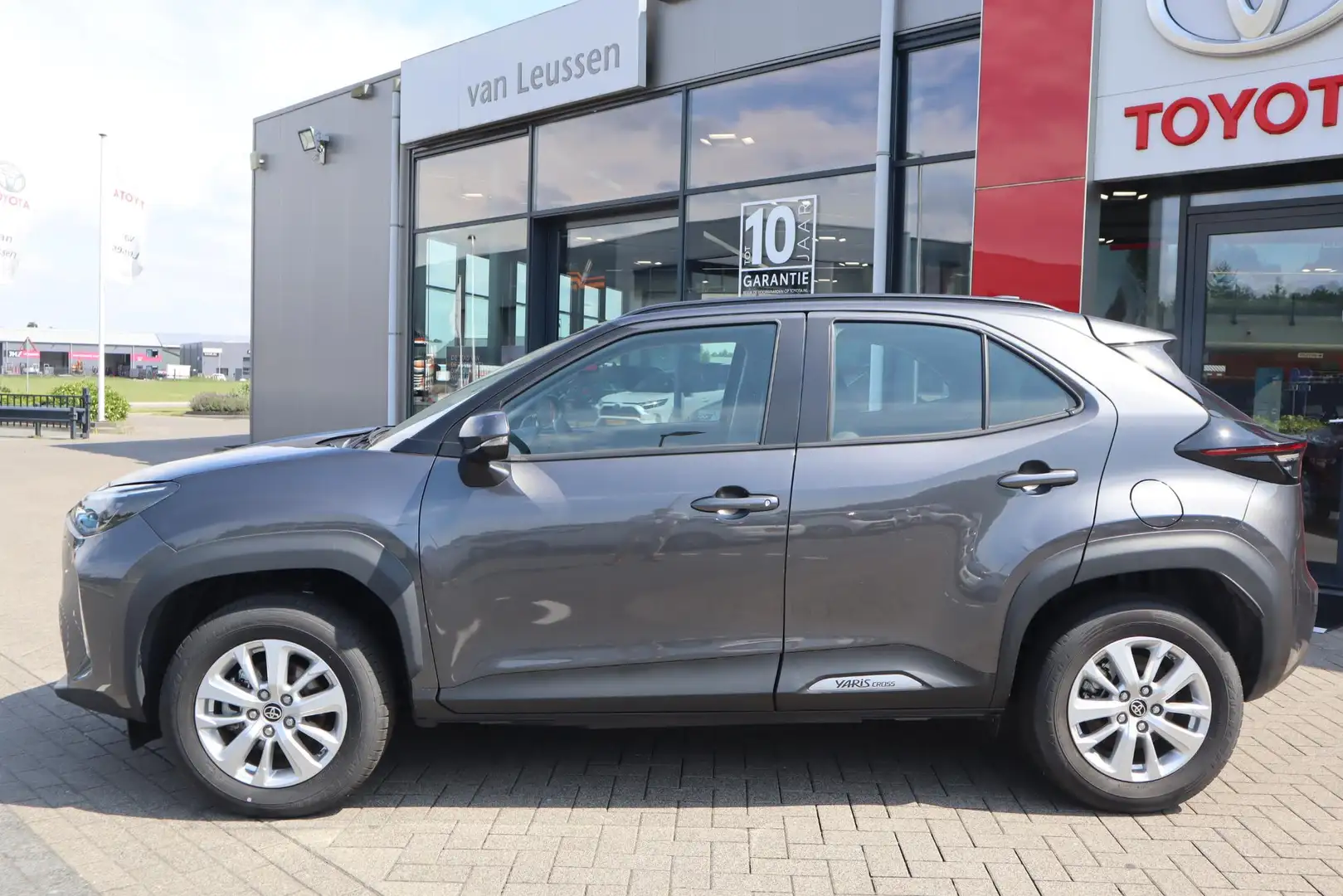 Toyota Yaris Cross 1.5 Hybrid 115 Dynamic KEYLESS EL-ACHTERKLEP STOEL Grijs - 2