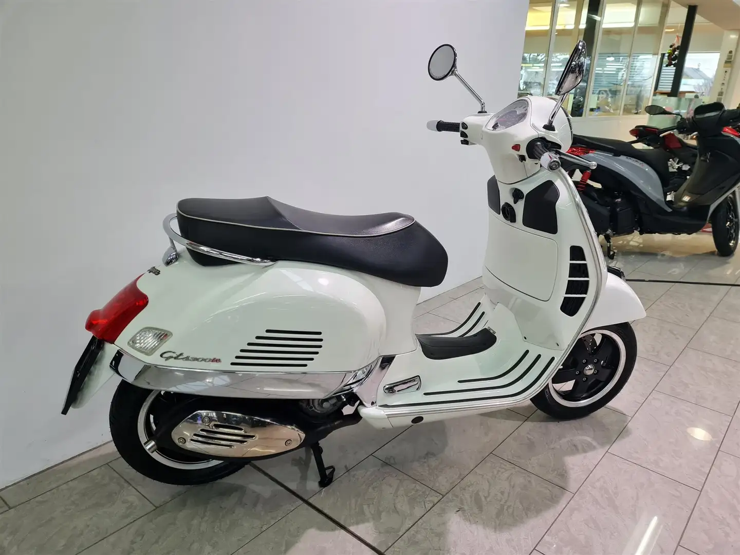 Vespa GTS 300 Wit - 2