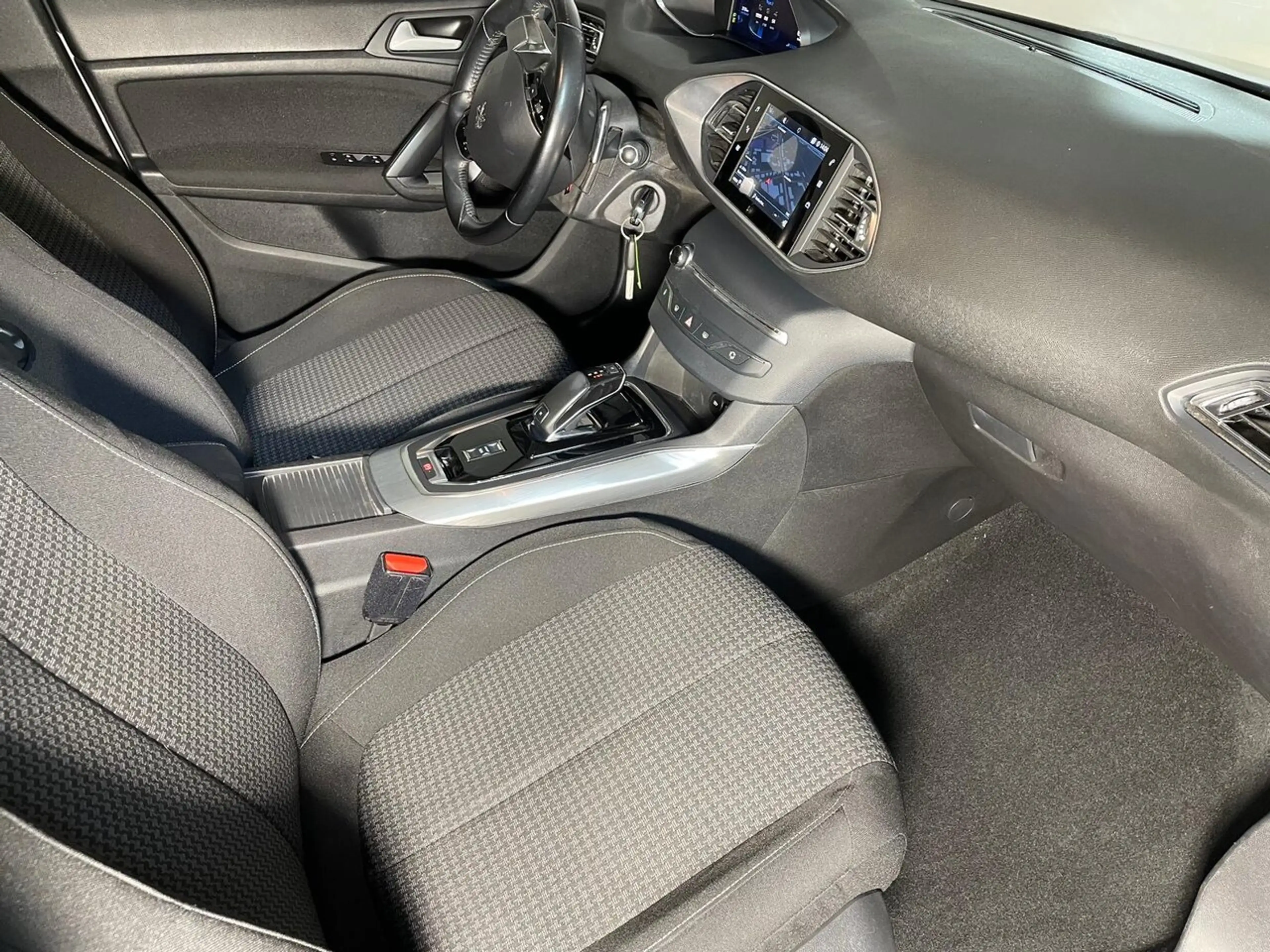 Peugeot 308 SW 1.5 BlueHDI 130 ACTIVE EAT8 GPS CARPLAY — photo 11